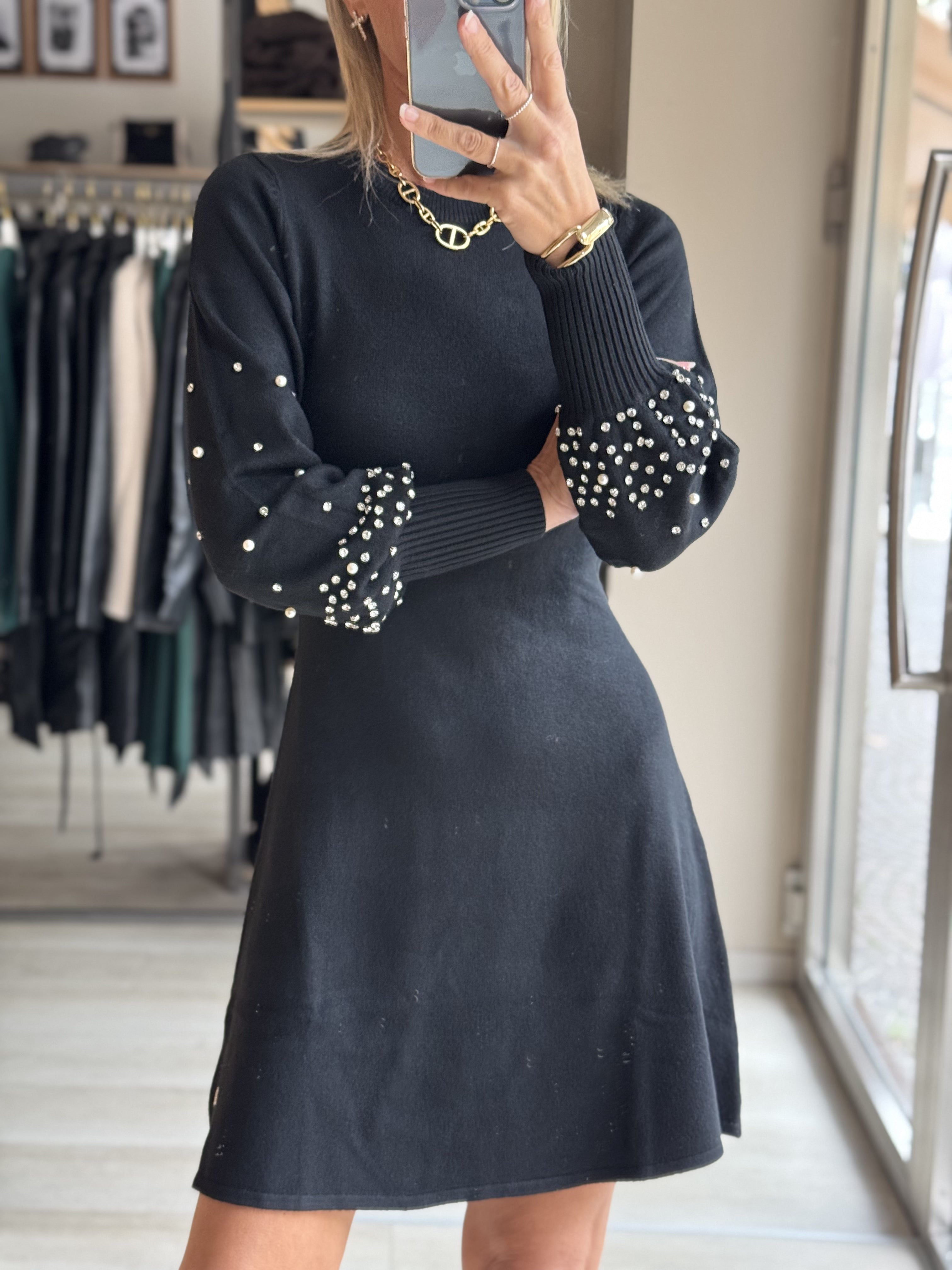 Abito in maglia con perle e strass