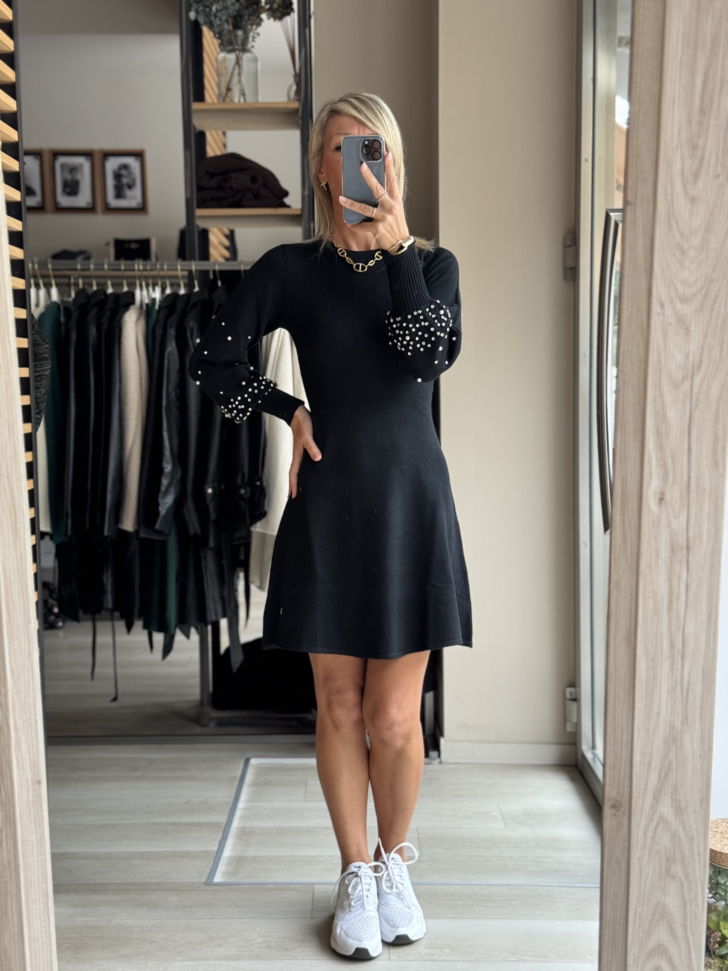 Abito in maglia con perle e strass