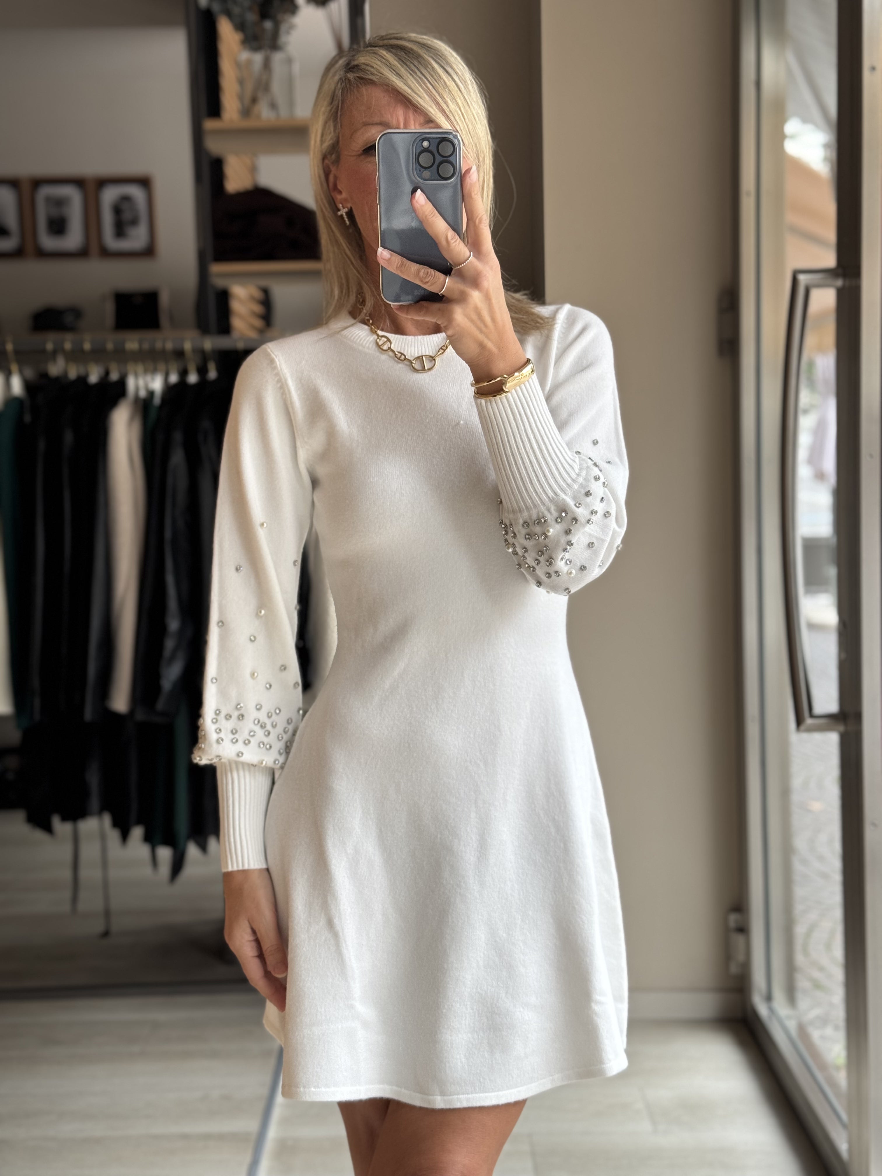 Abito in maglia con perle e strass