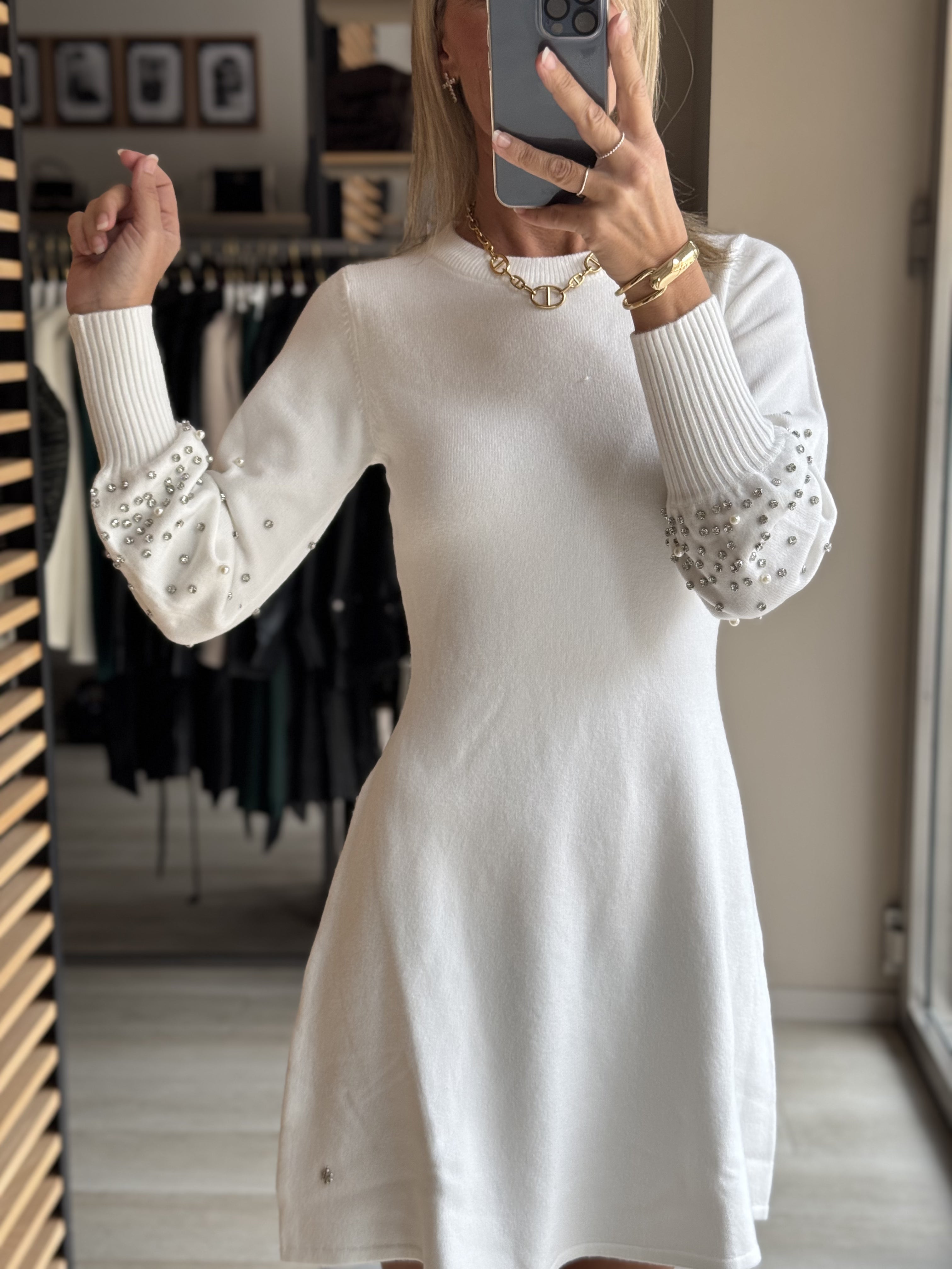 Abito in maglia con perle e strass