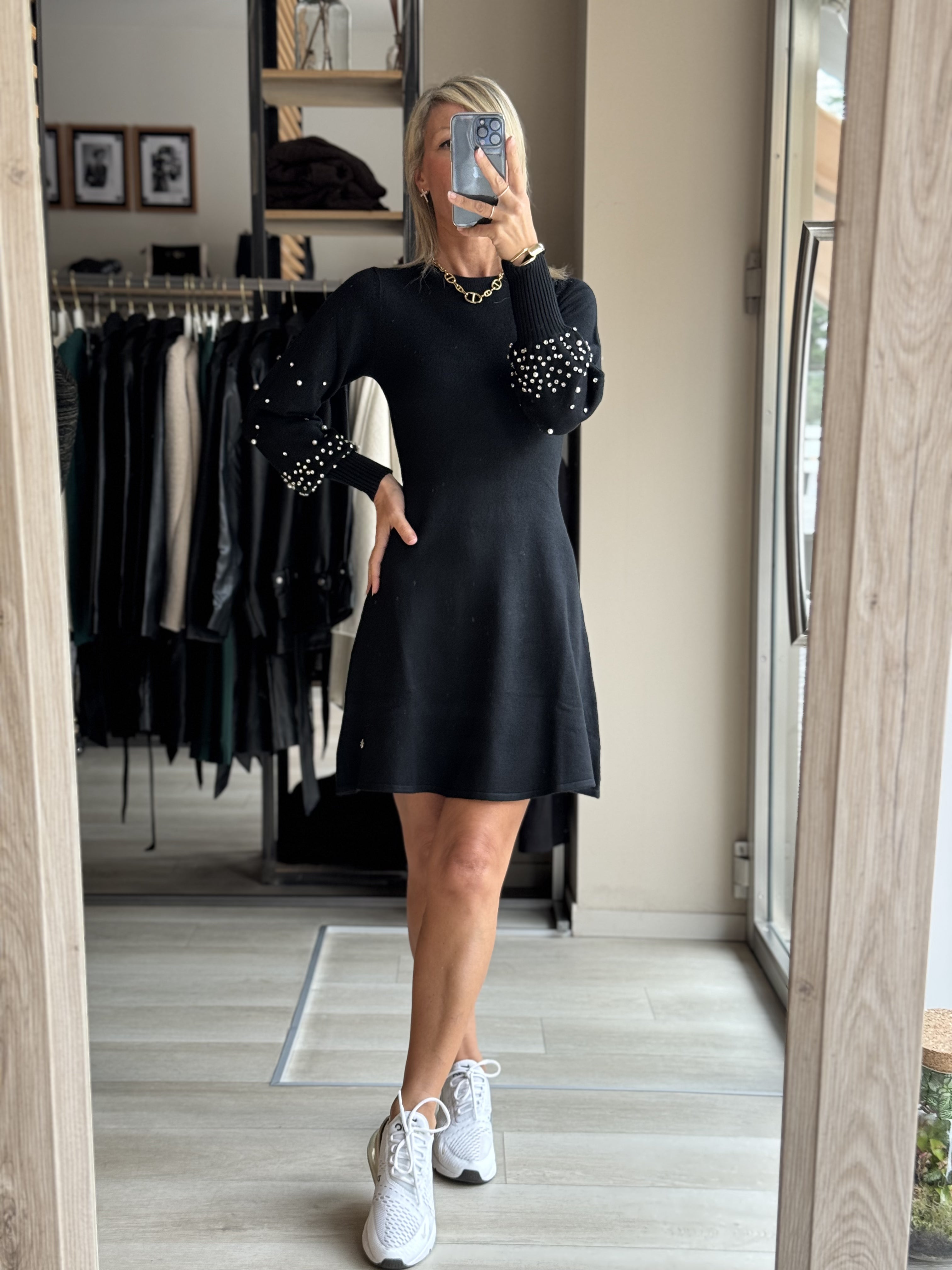 Abito in maglia con perle e strass
