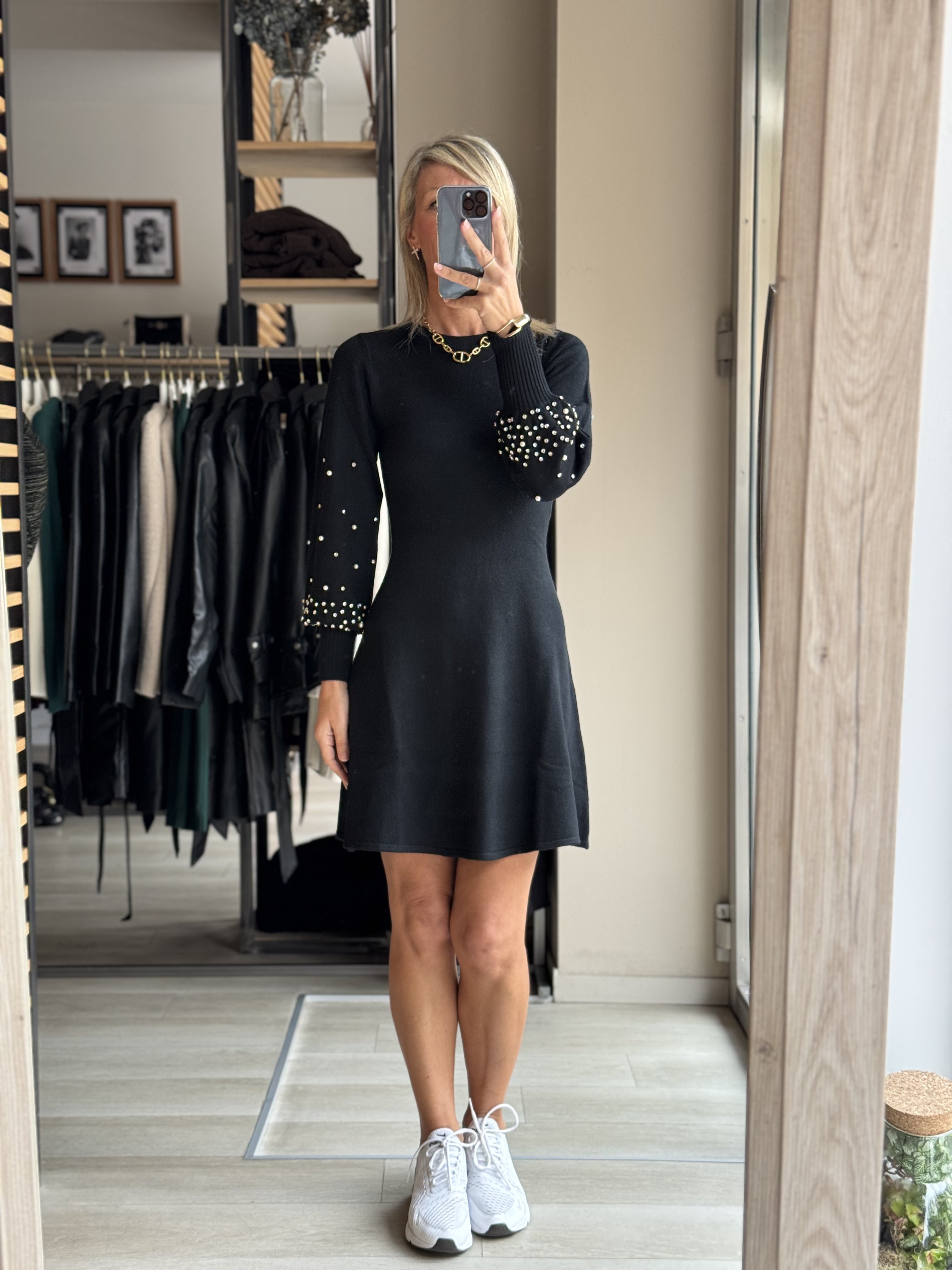Abito in maglia con perle e strass