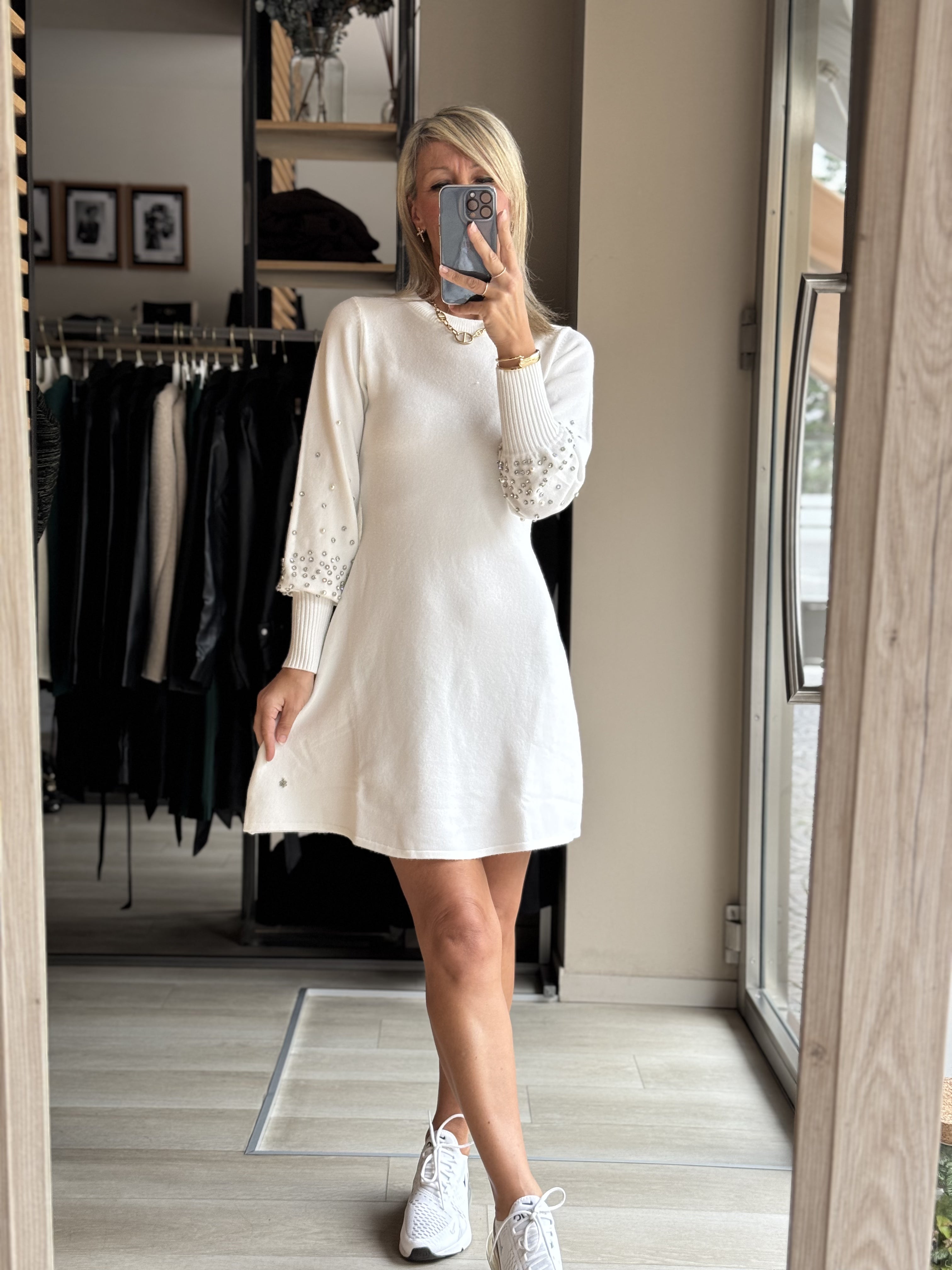 Abito in maglia con perle e strass