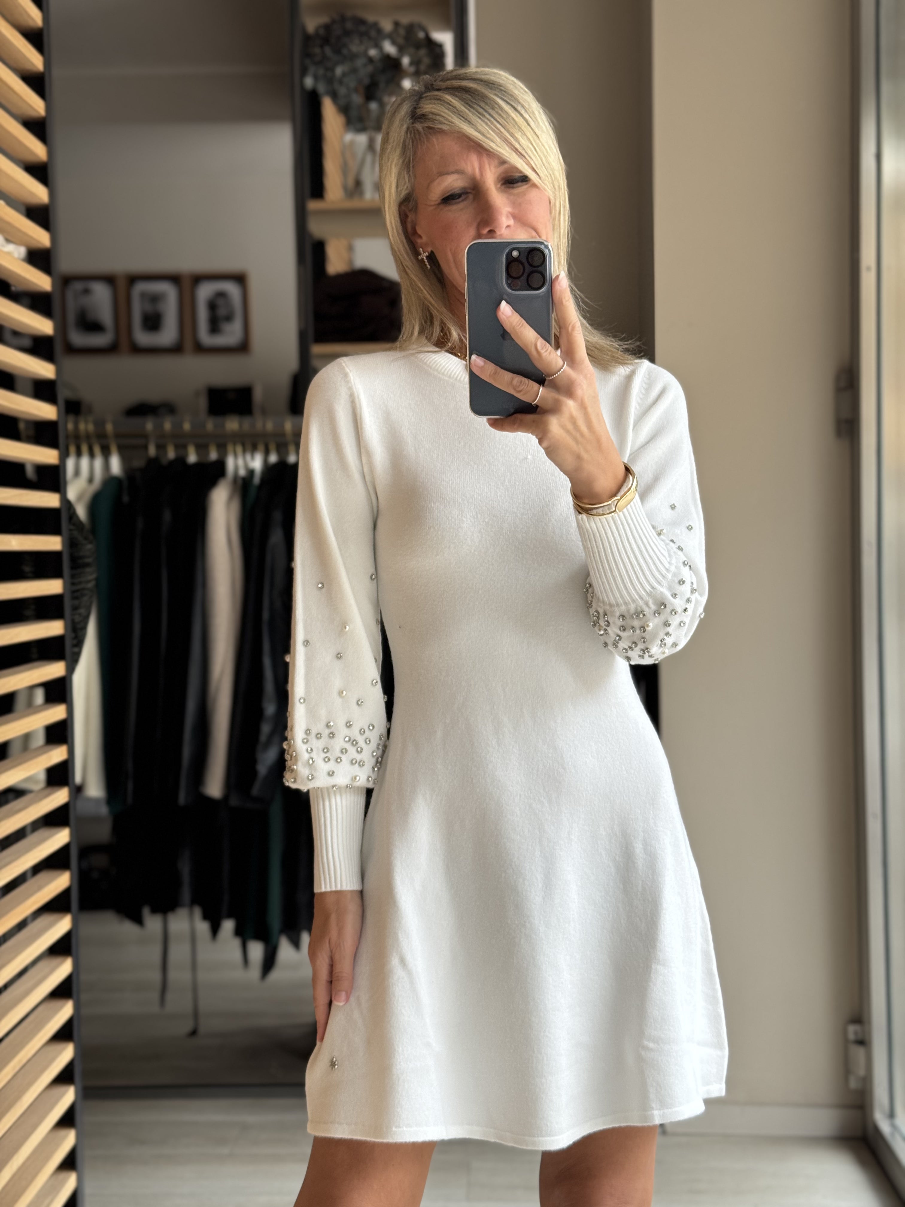 Abito in maglia con perle e strass