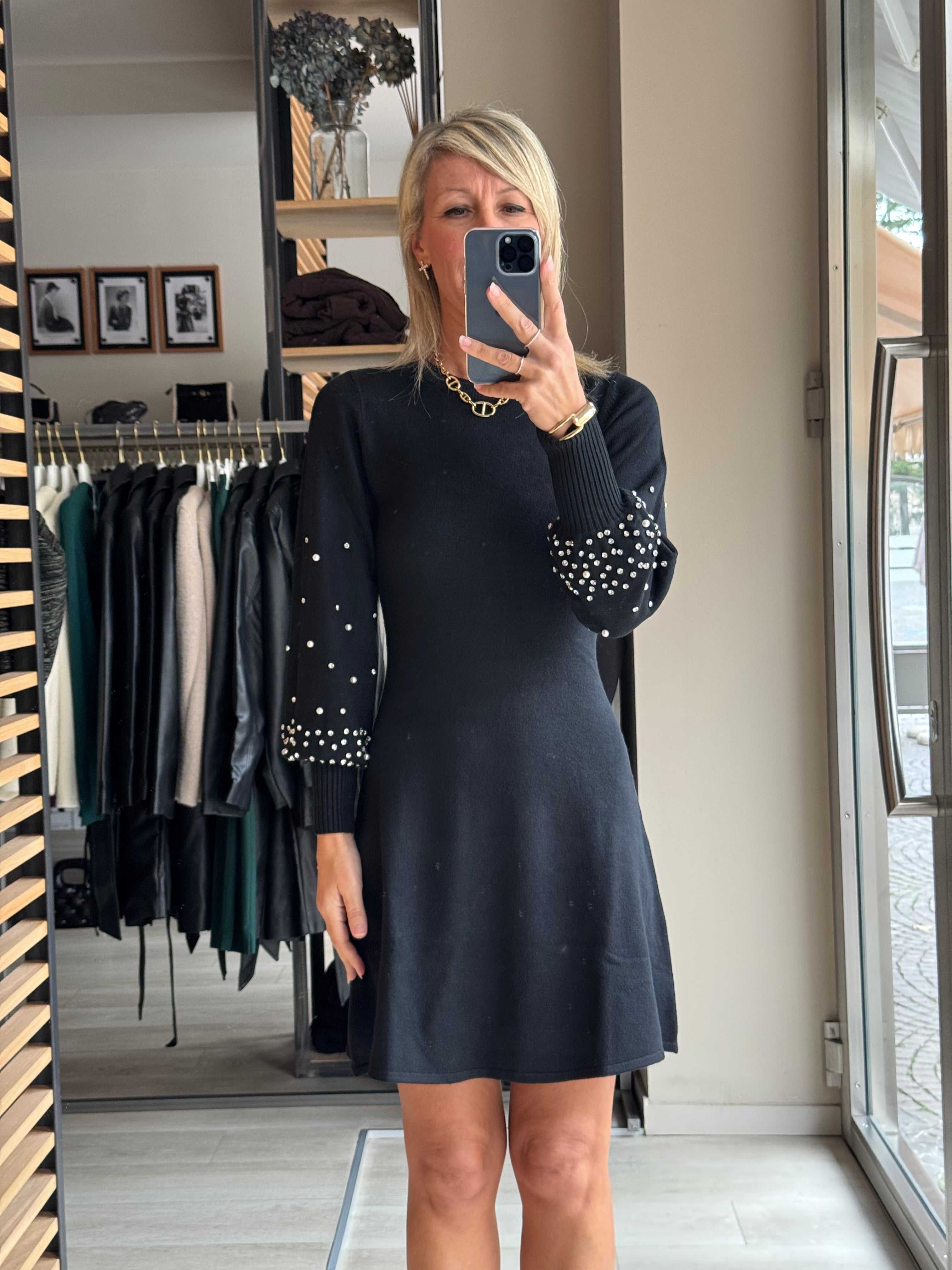 Abito in maglia con perle e strass