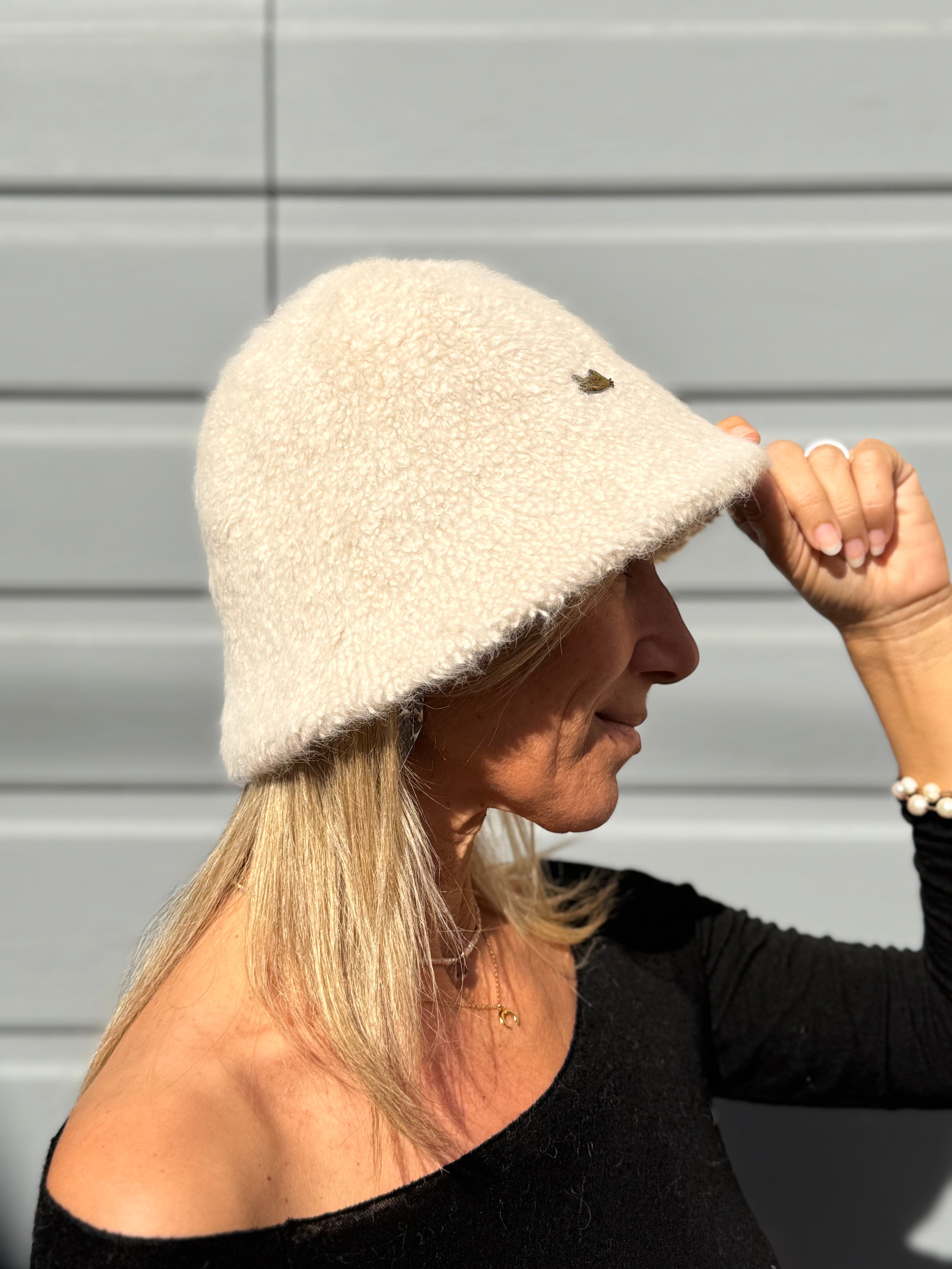 Cappello bucket bouclè
