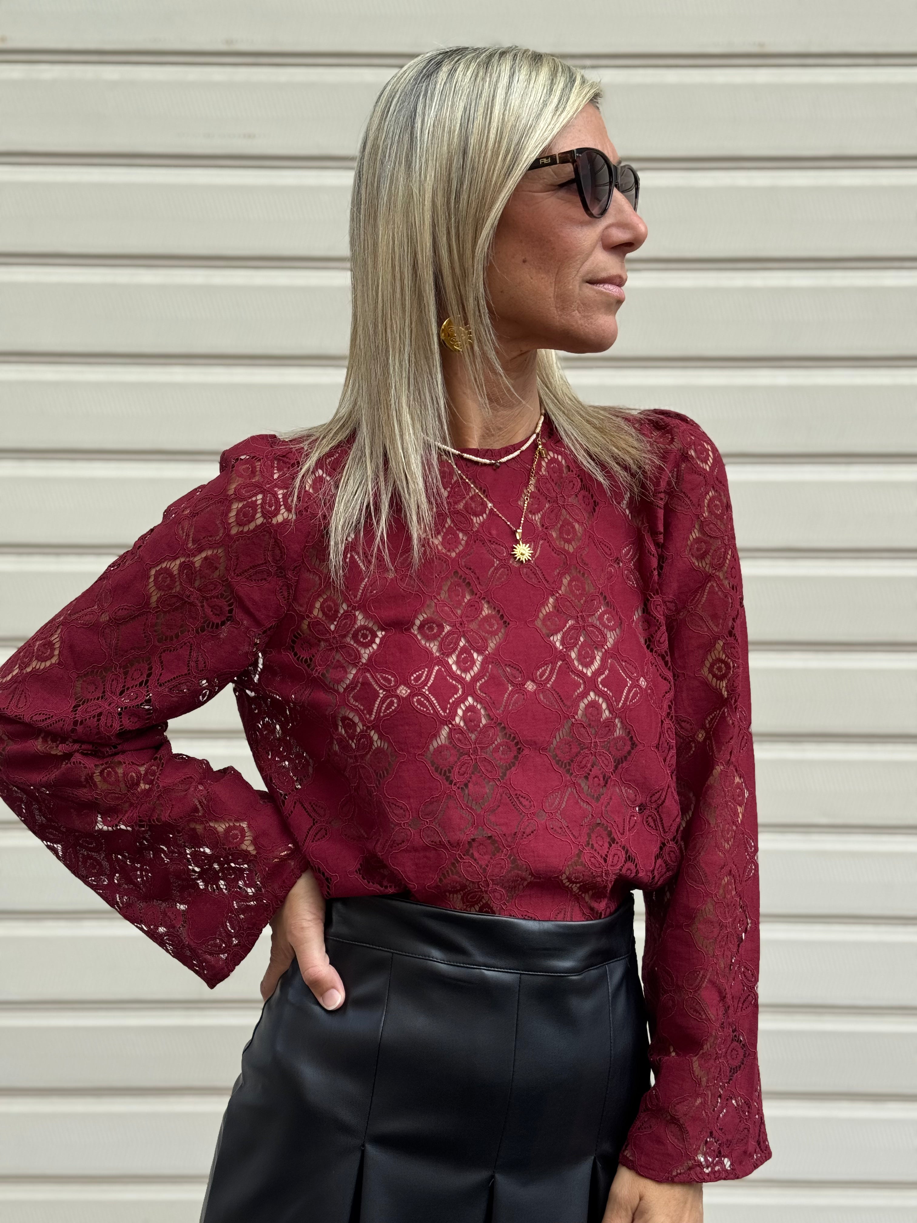 Blusa pizzo manica calice