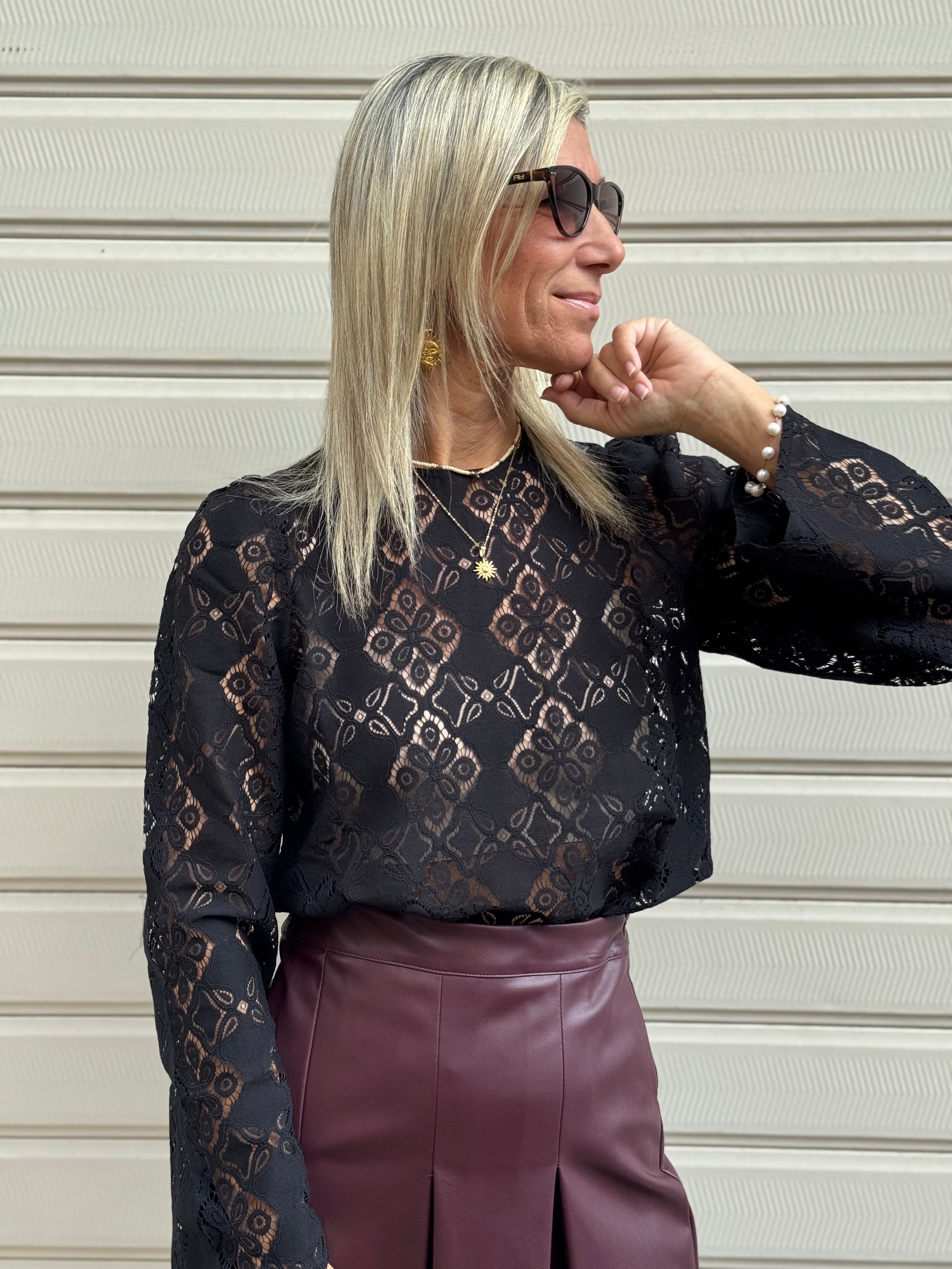 Blusa pizzo manica calice