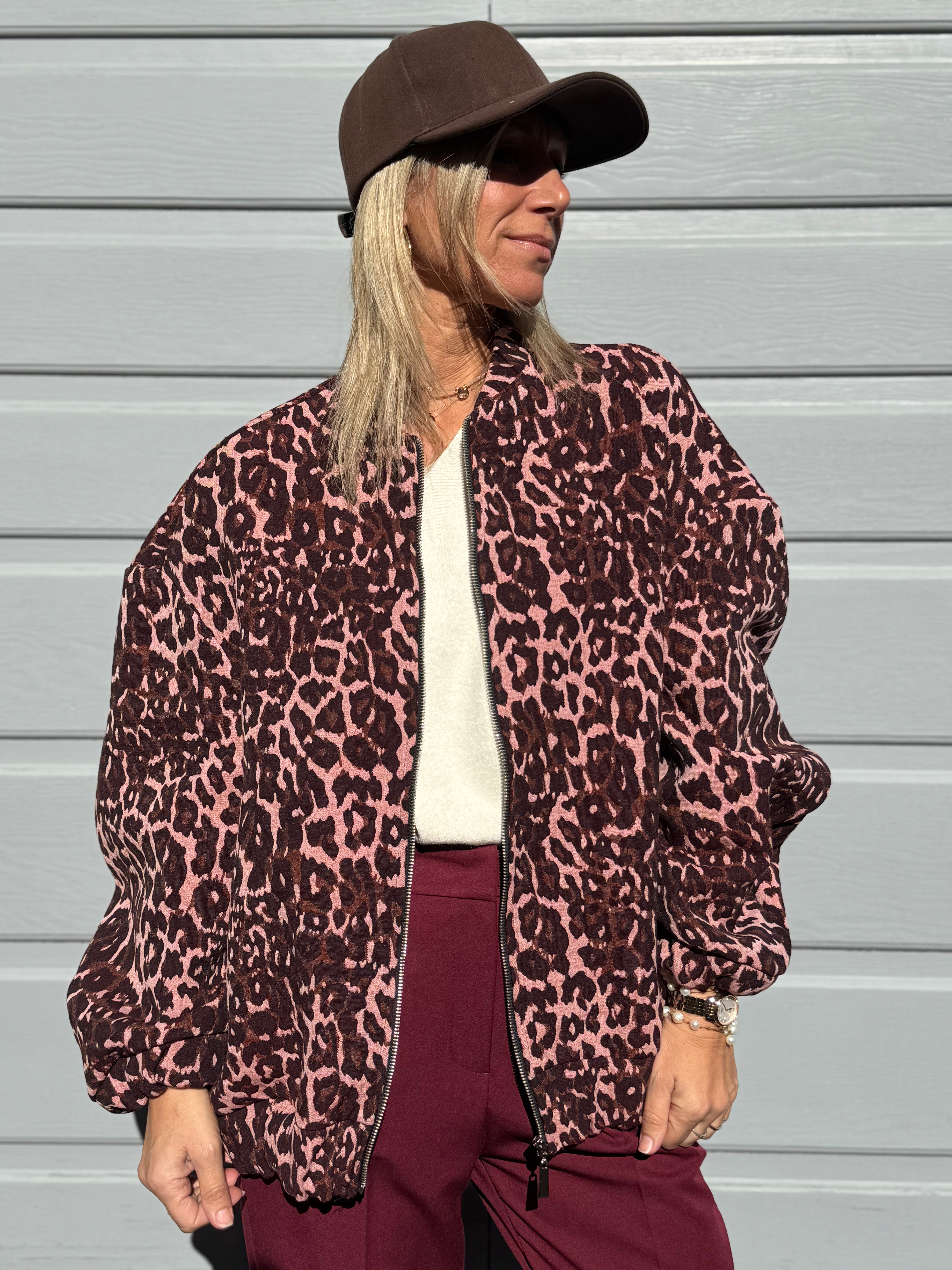 Bomber maculato adora