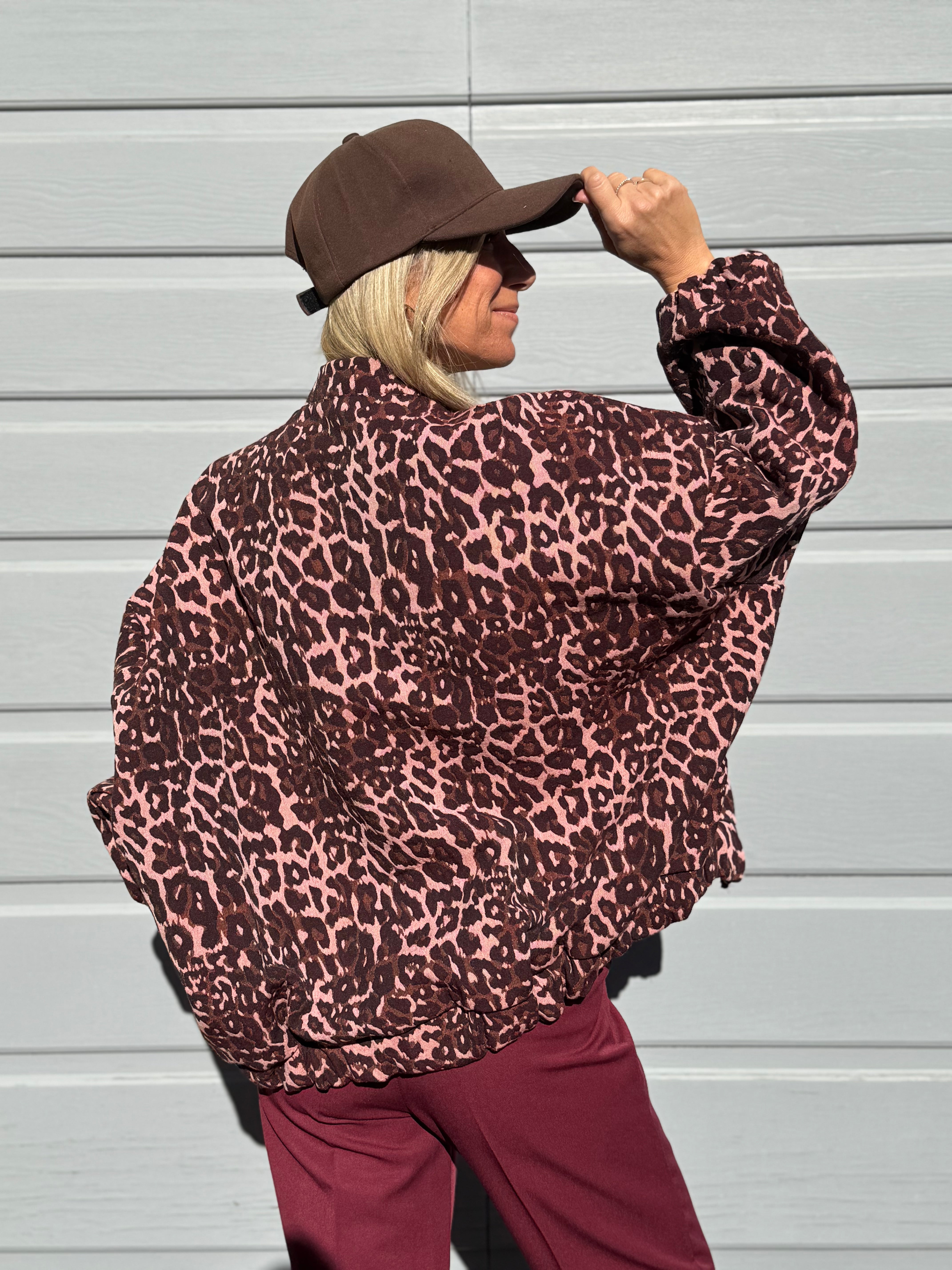 Bomber maculato adora