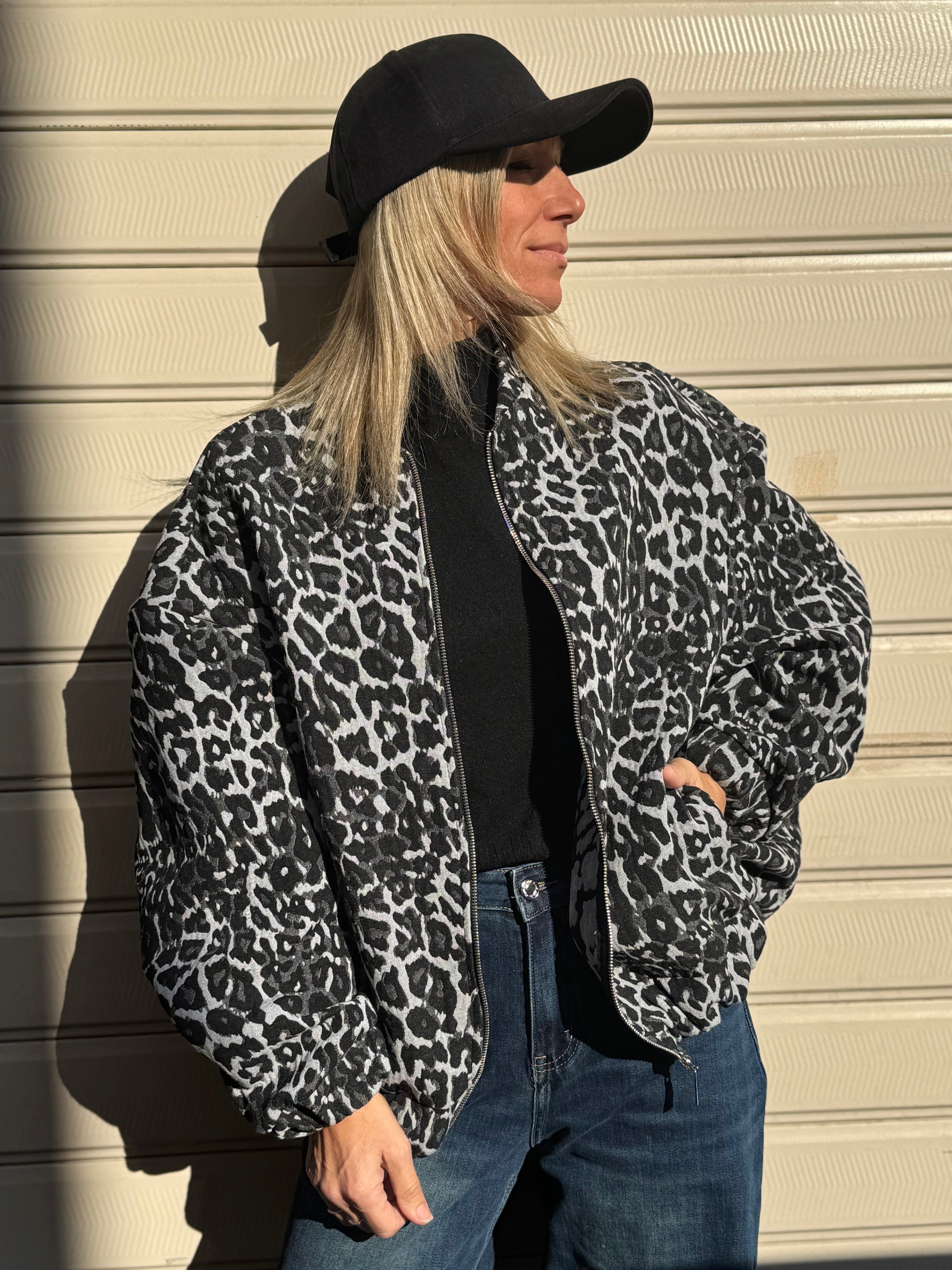 Bomber maculato adora