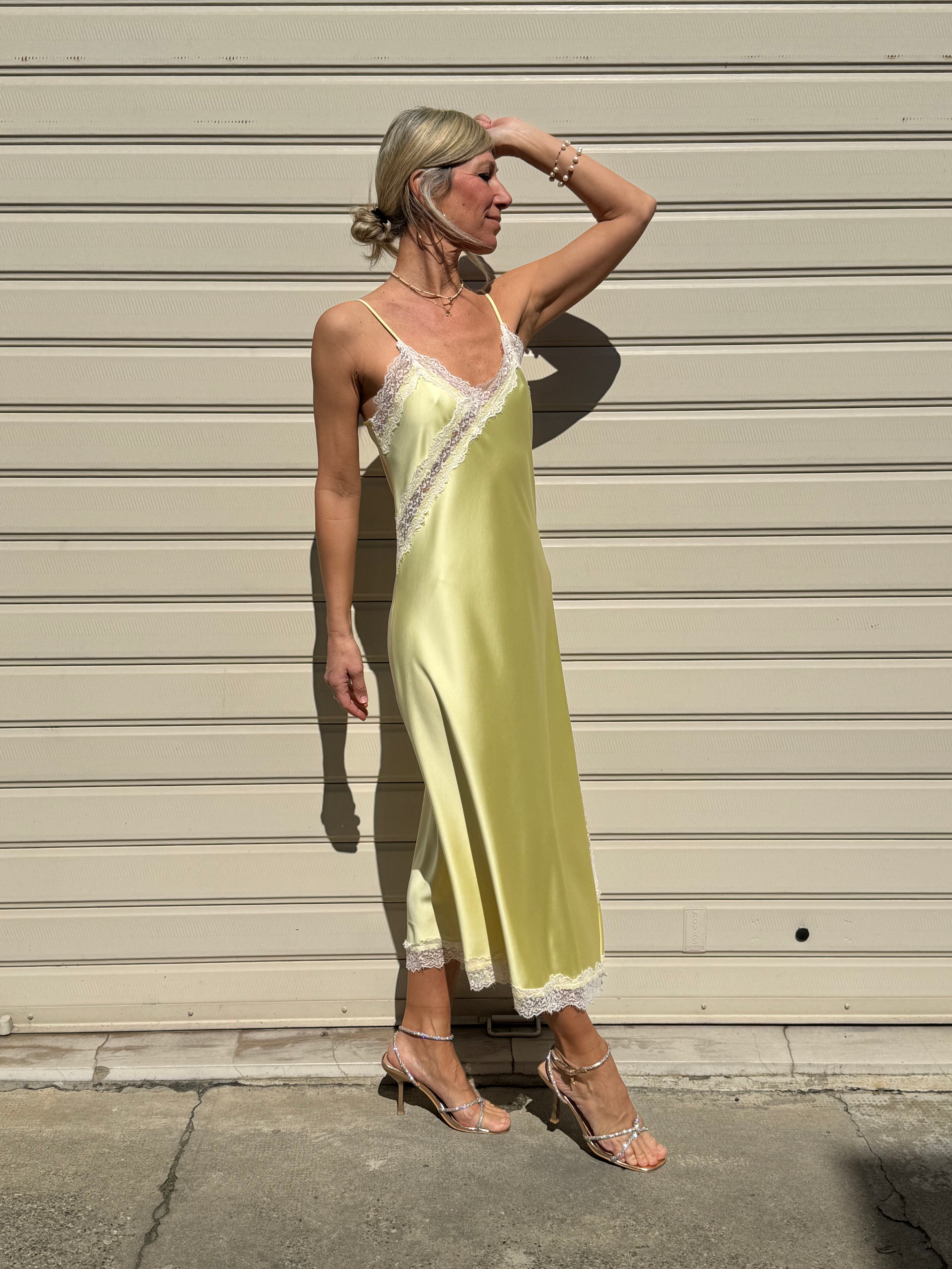 Abito in raso con pizzo imperial