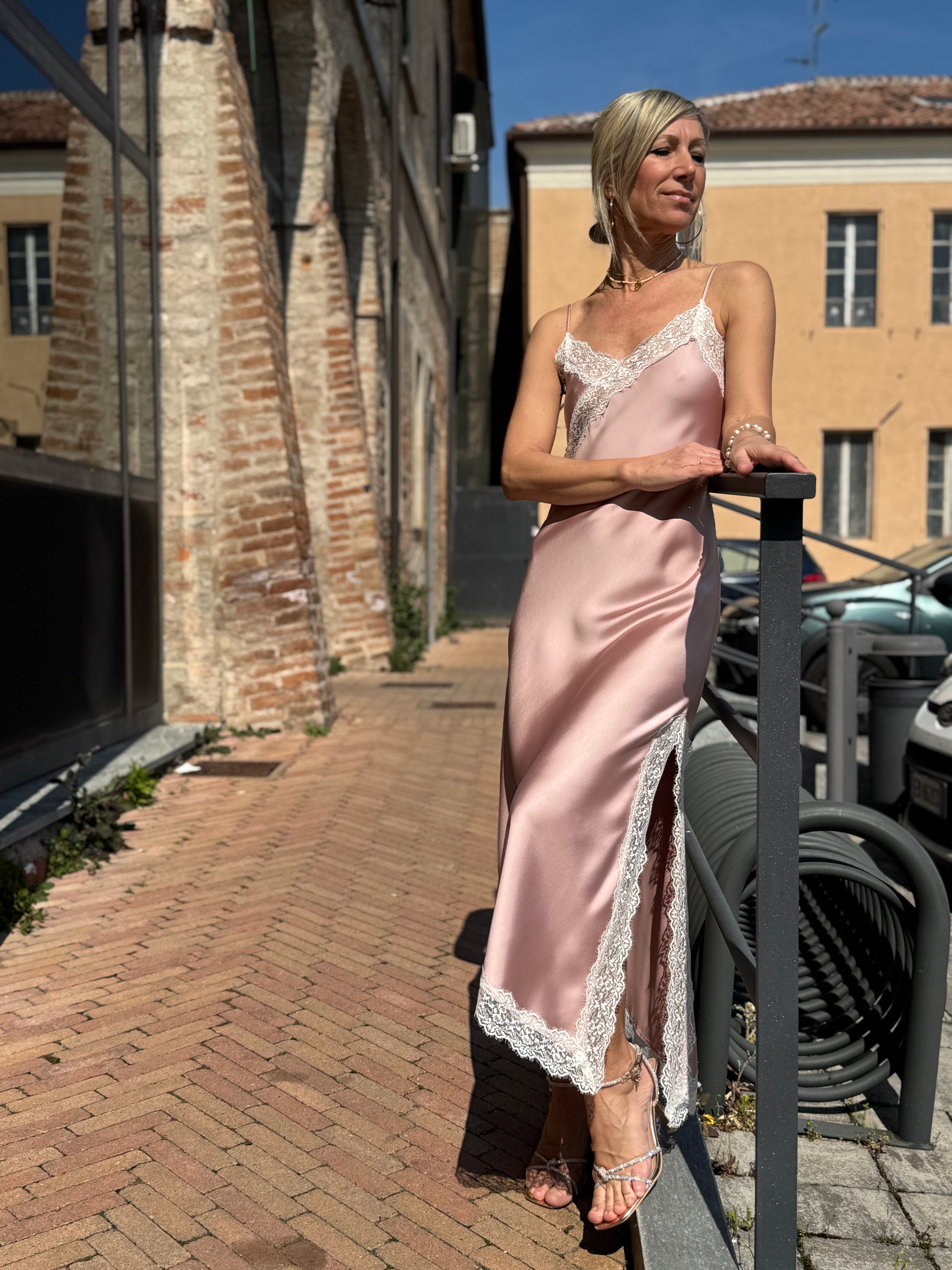 Abito in raso con pizzo imperial