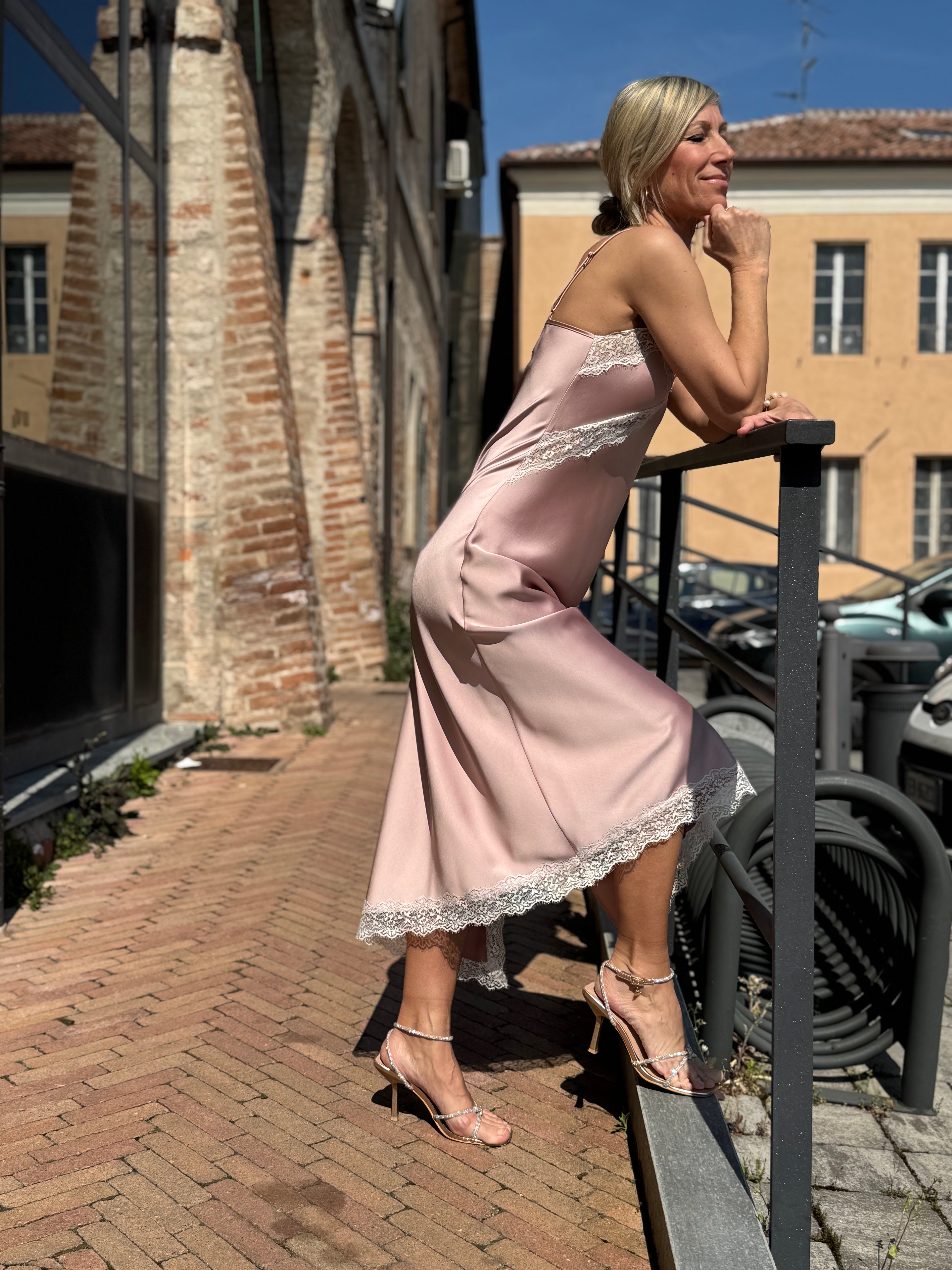 Abito in raso con pizzo imperial