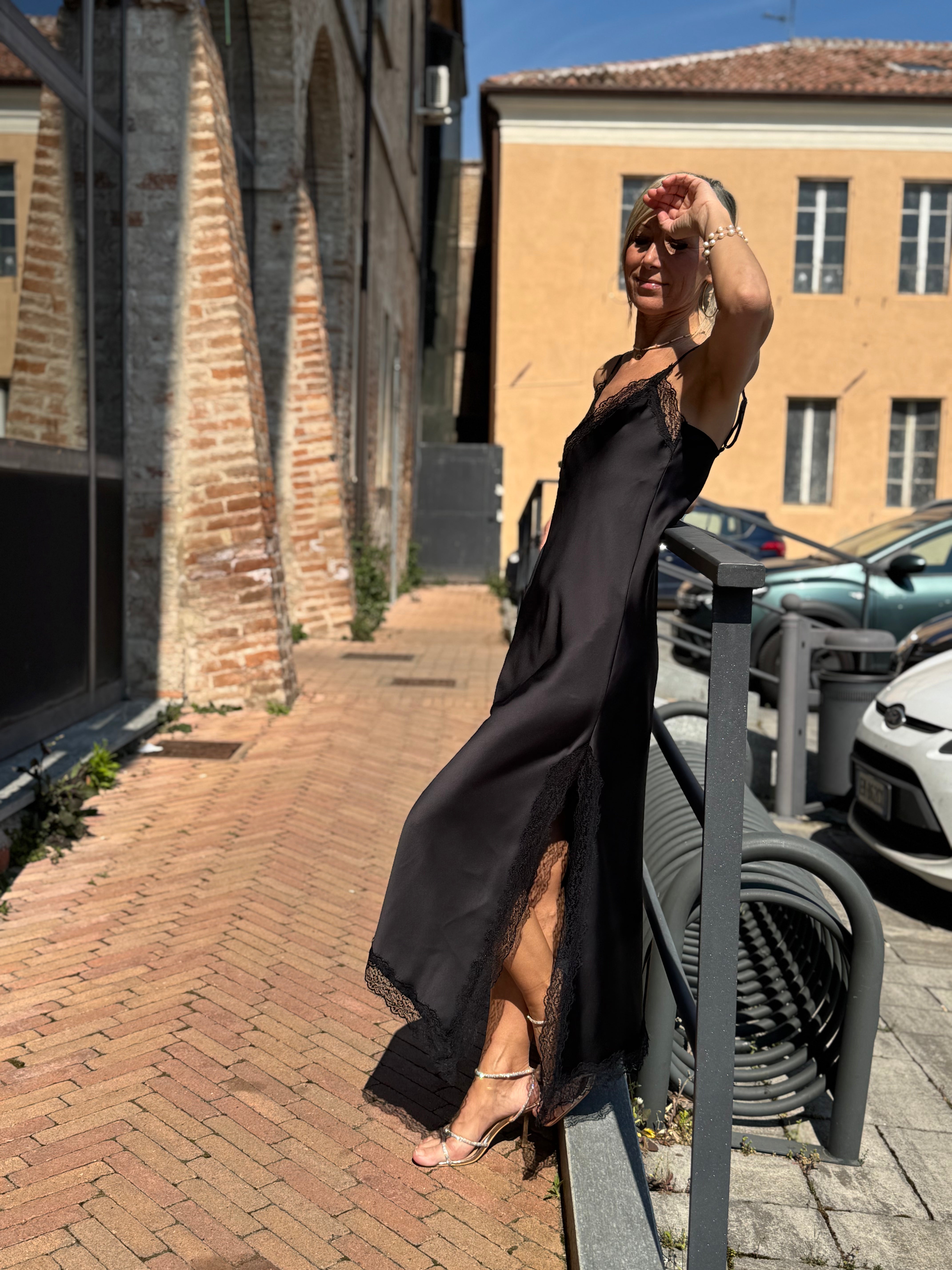 Abito in raso con pizzo imperial