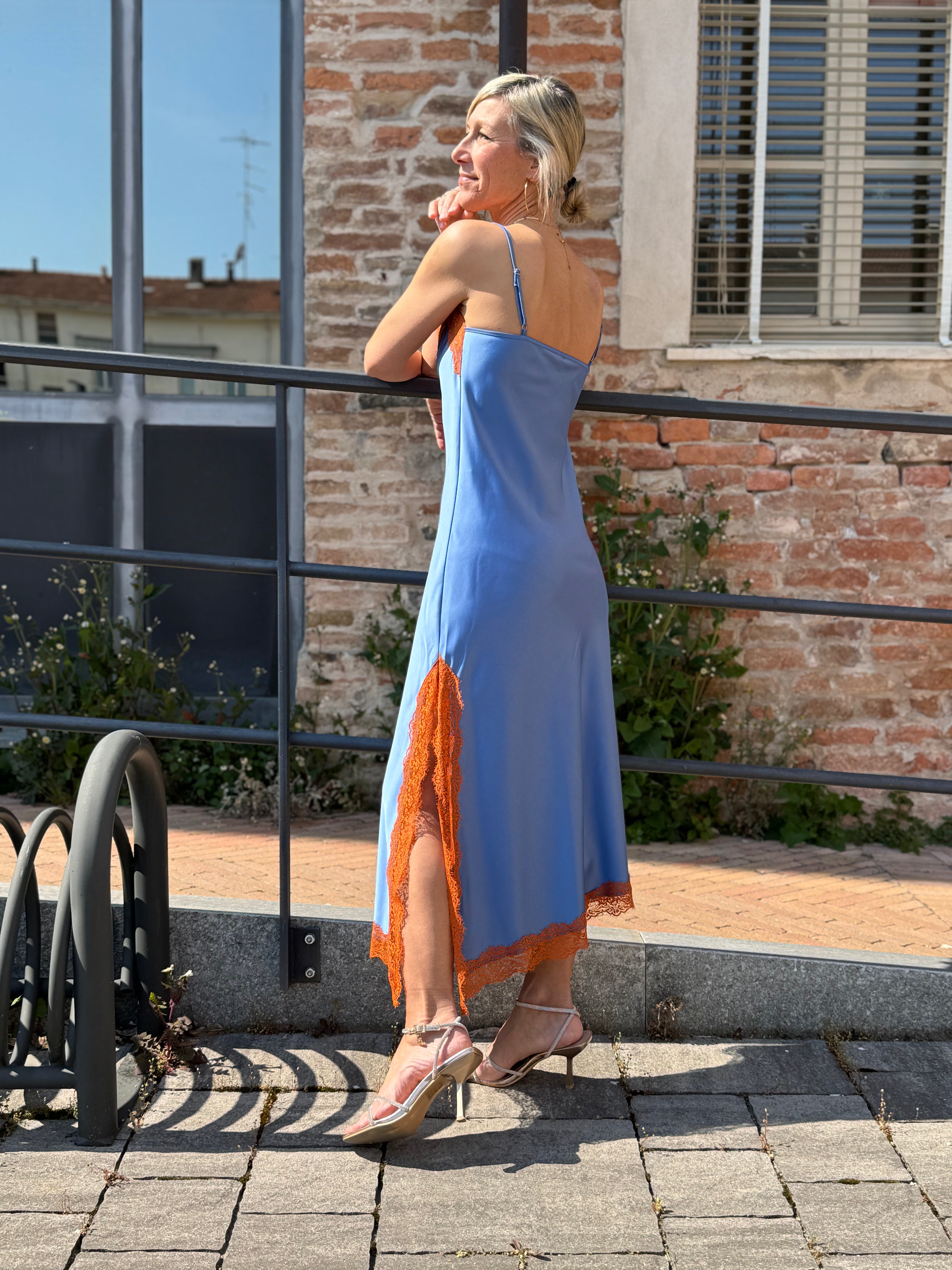 Abito in raso con pizzo imperial