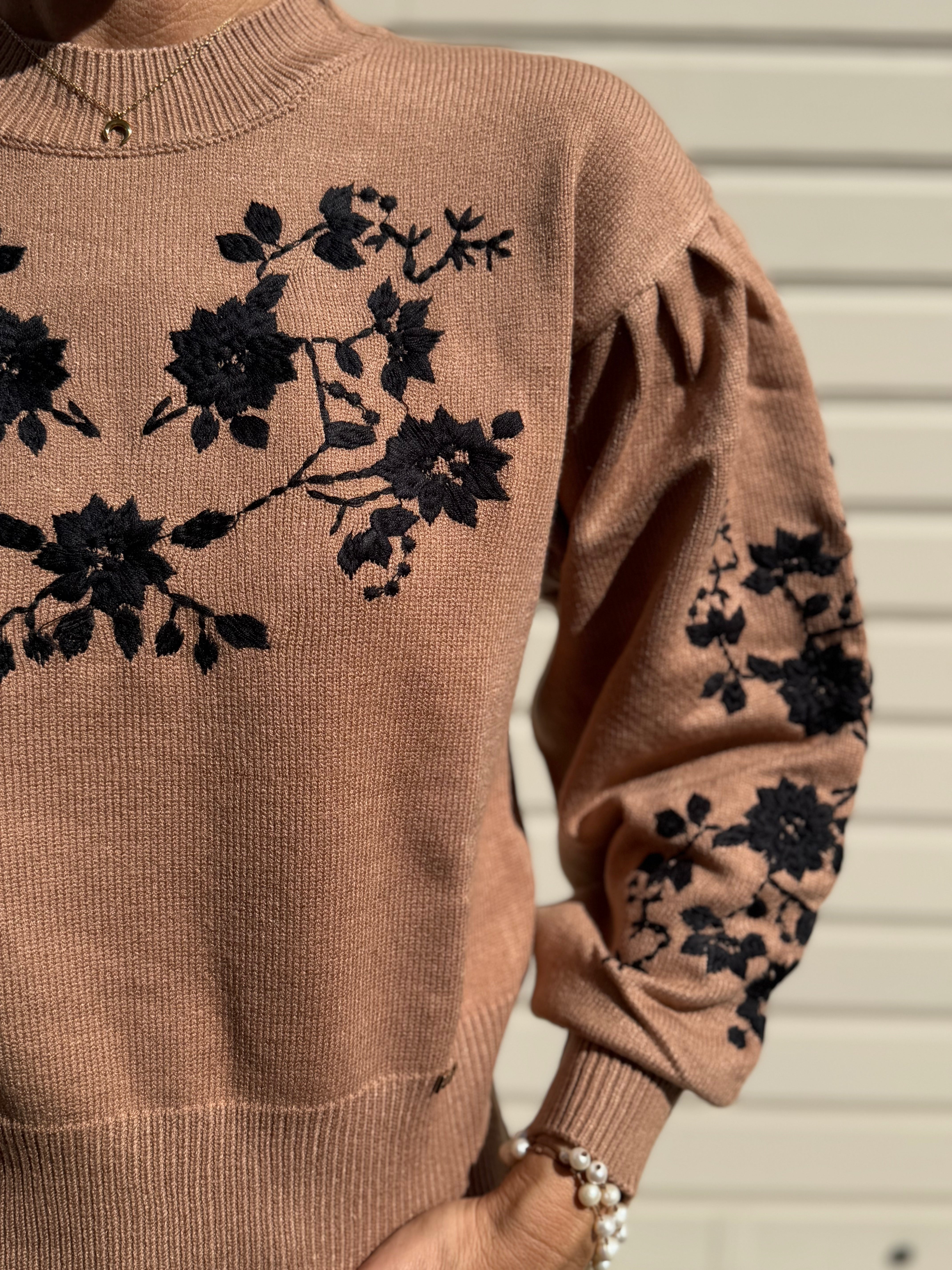 Maglia girocollo ricamo fiori