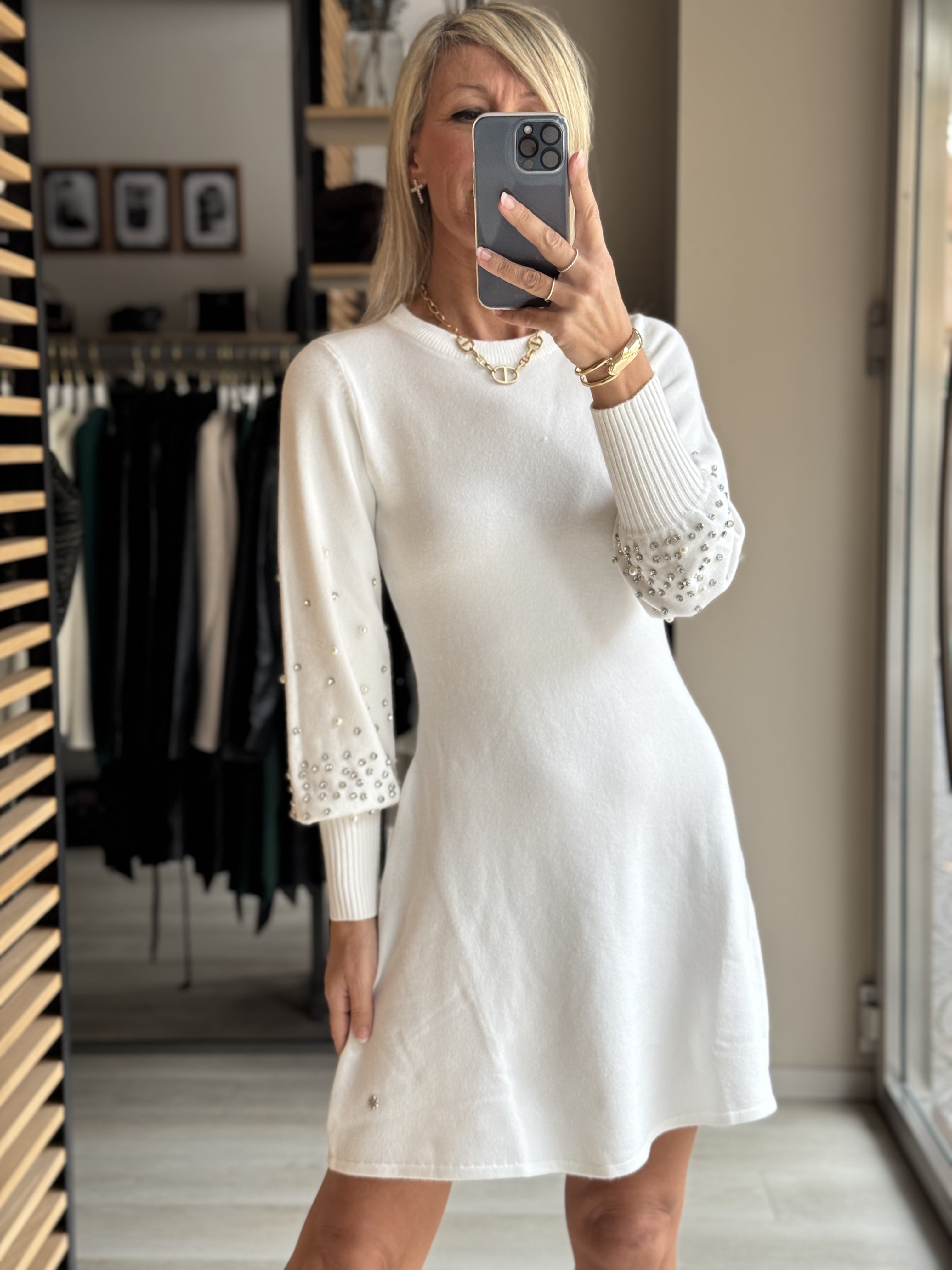 Abito in maglia con perle e strass