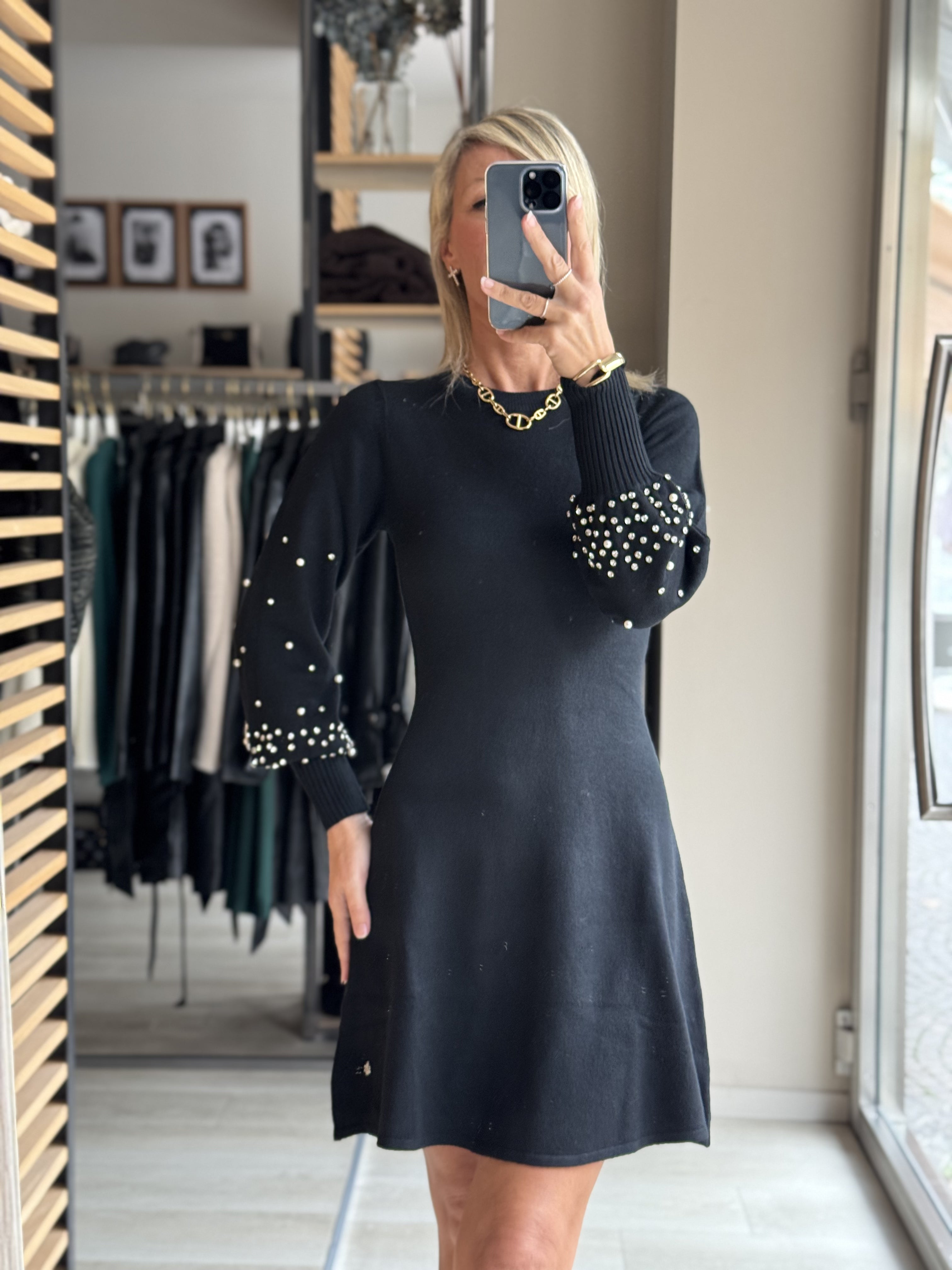 Abito in maglia con perle e strass