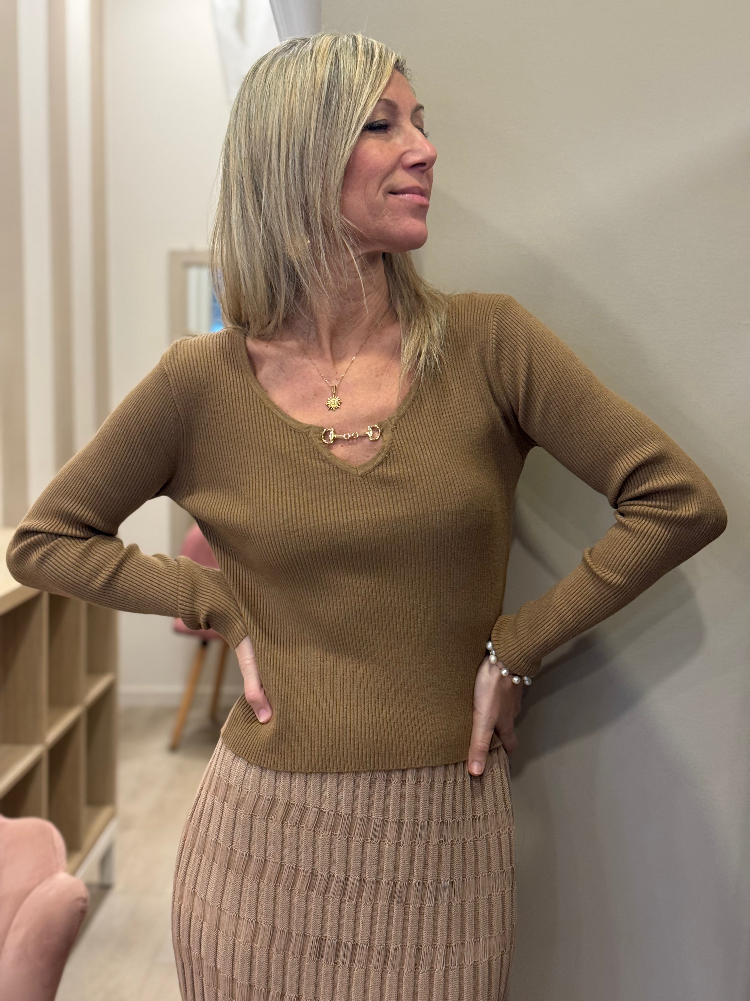 Maglia scollo accessorio