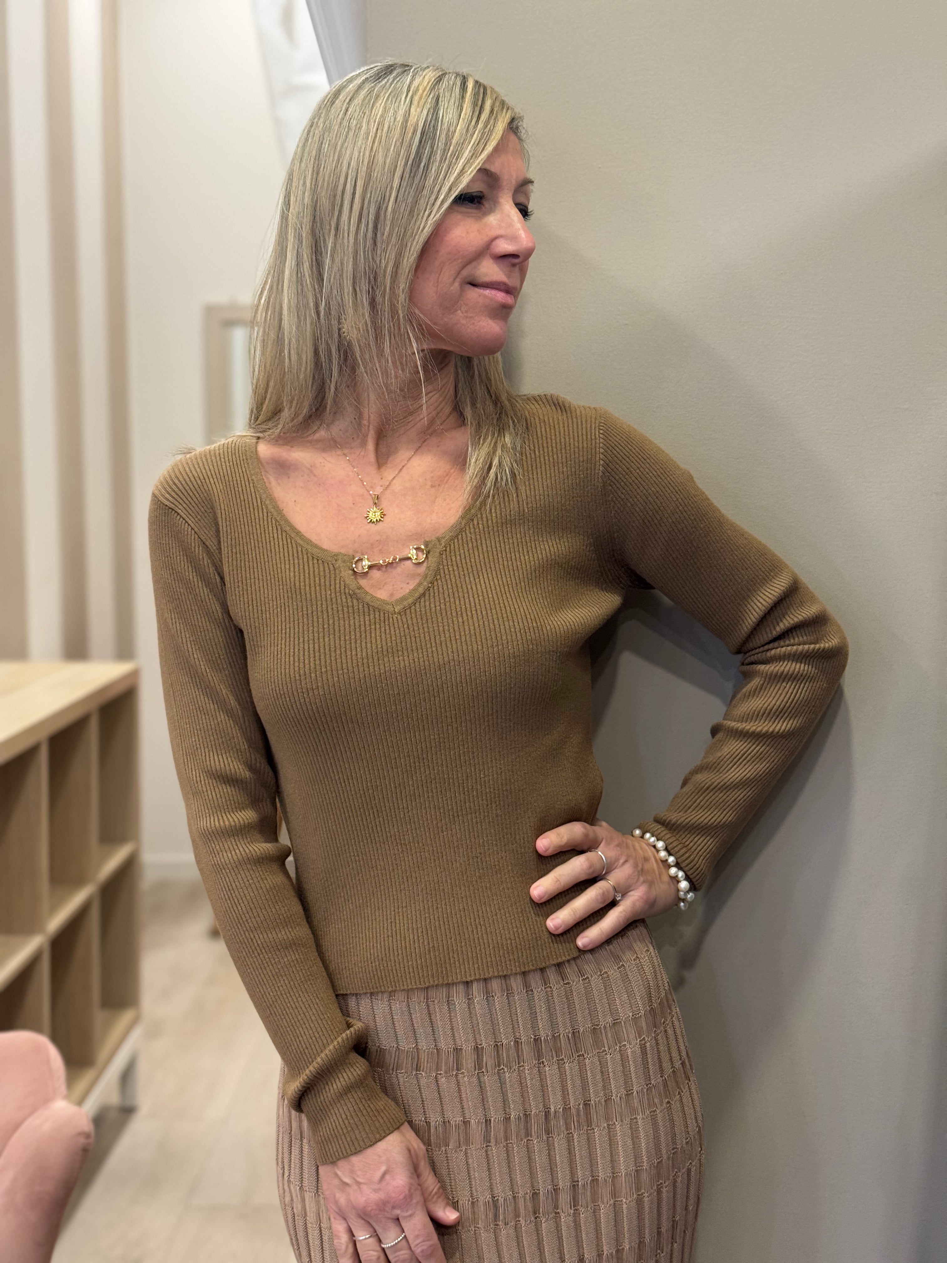 Maglia scollo accessorio