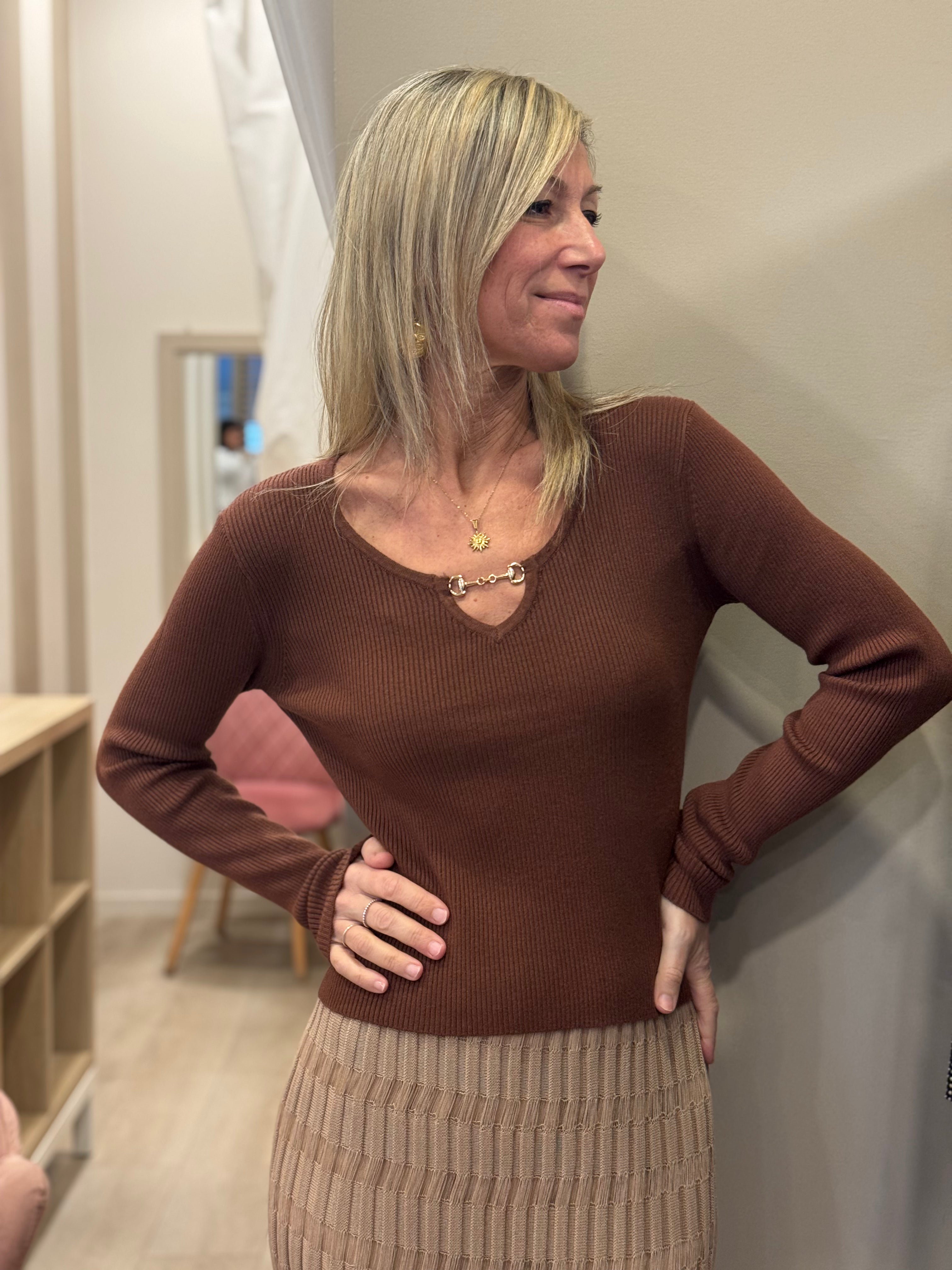 Maglia scollo accessorio