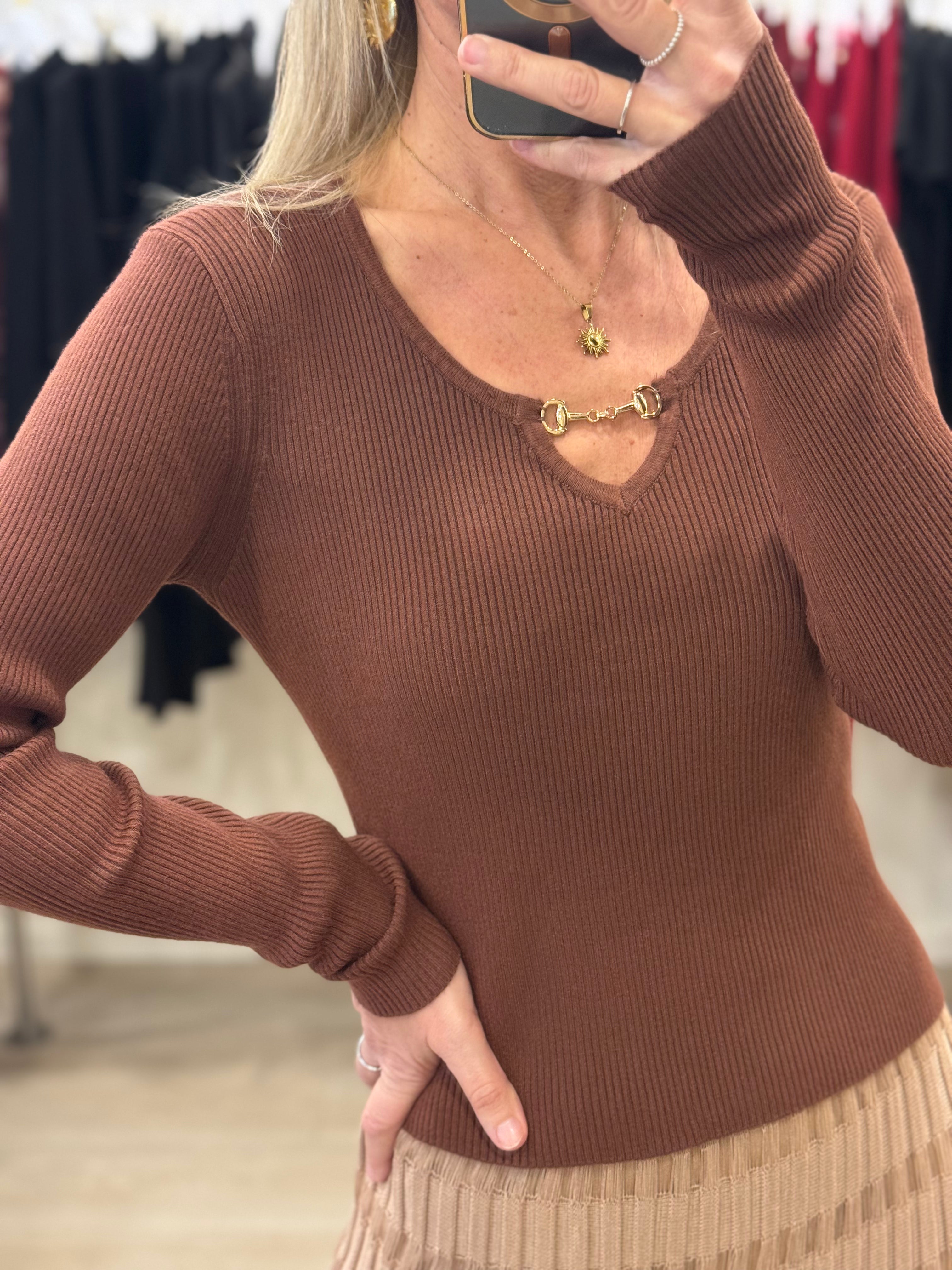 Maglia scollo accessorio