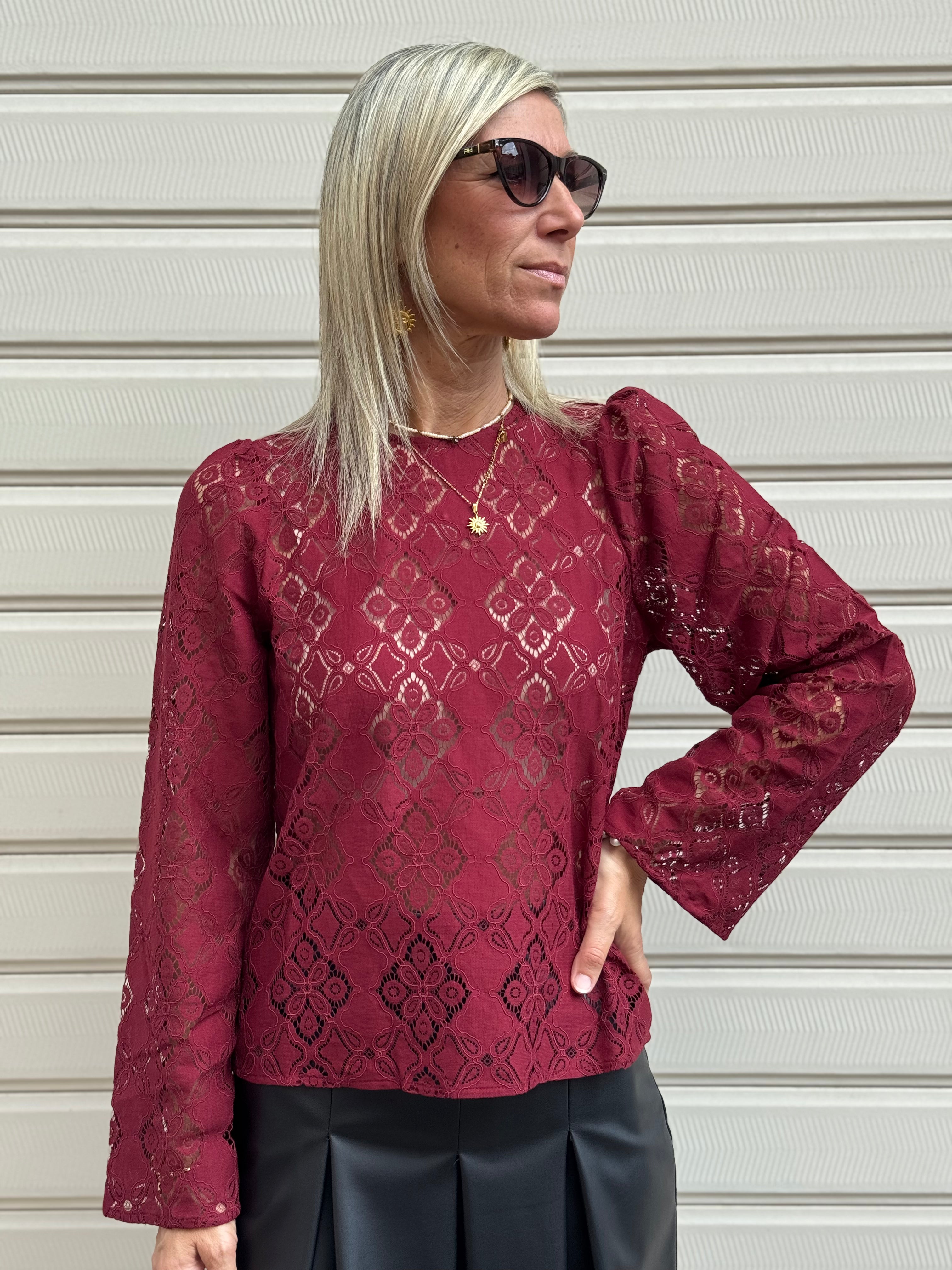 Blusa pizzo manica calice