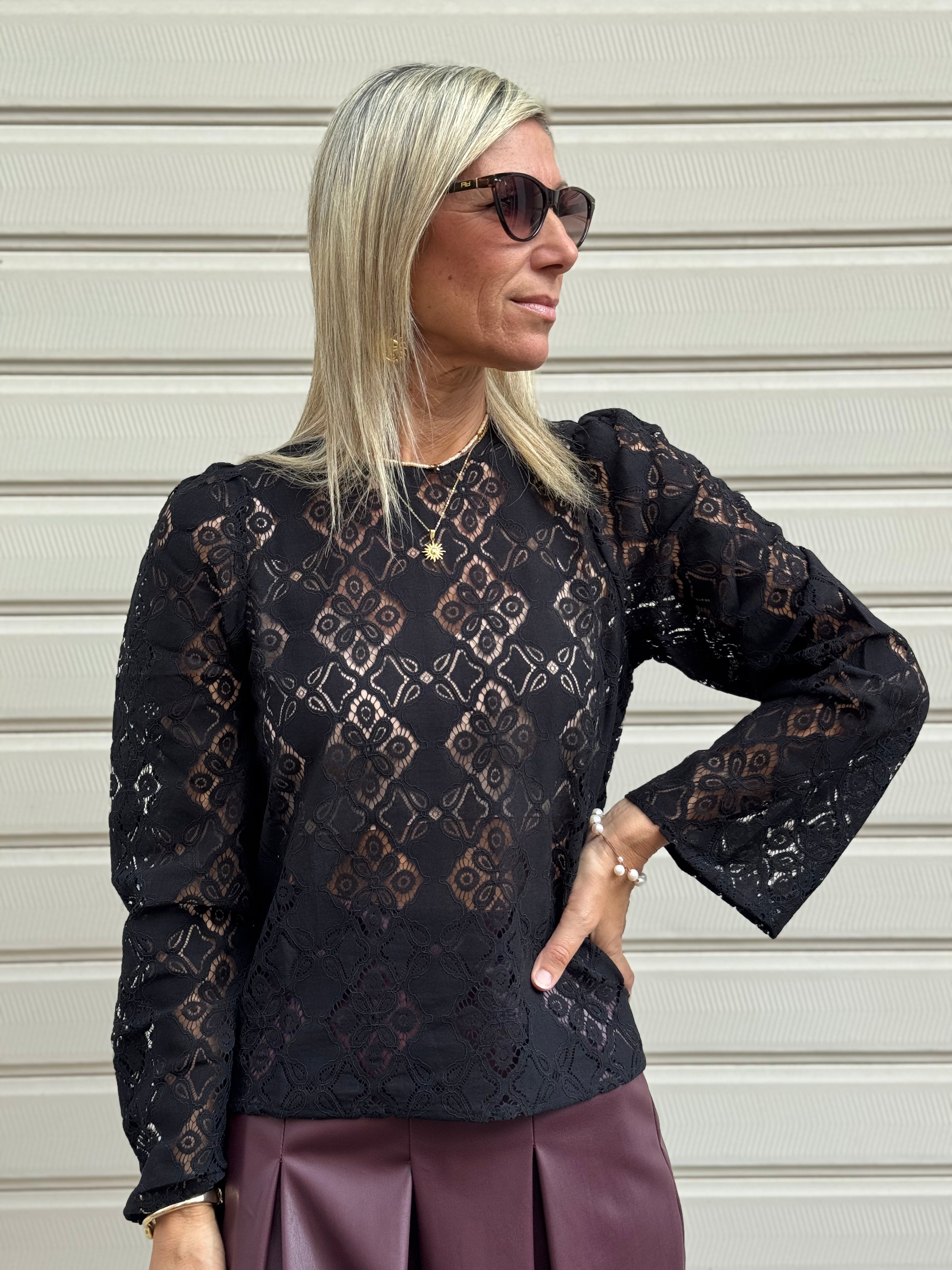 Blusa pizzo manica calice