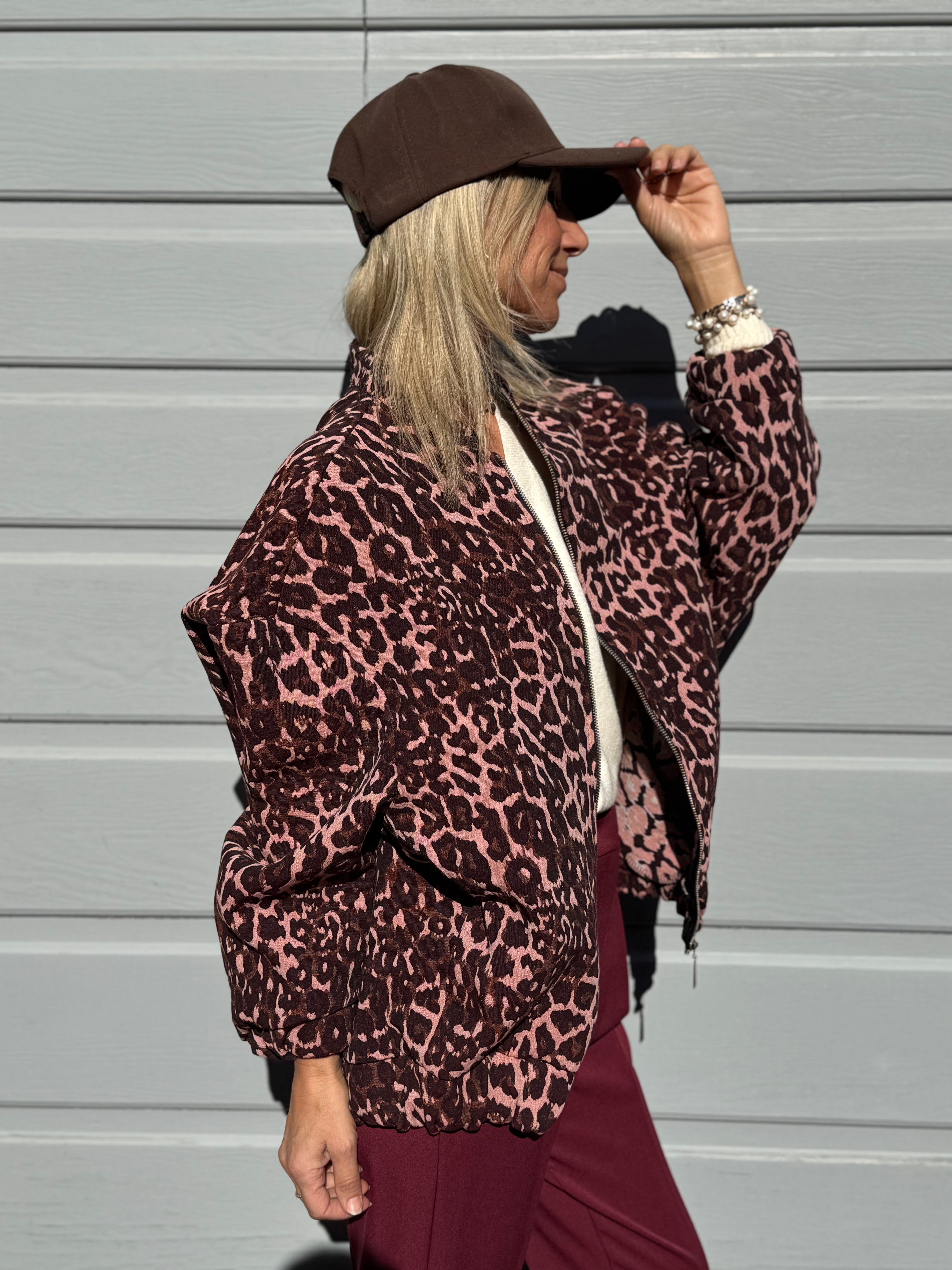 Bomber maculato adora