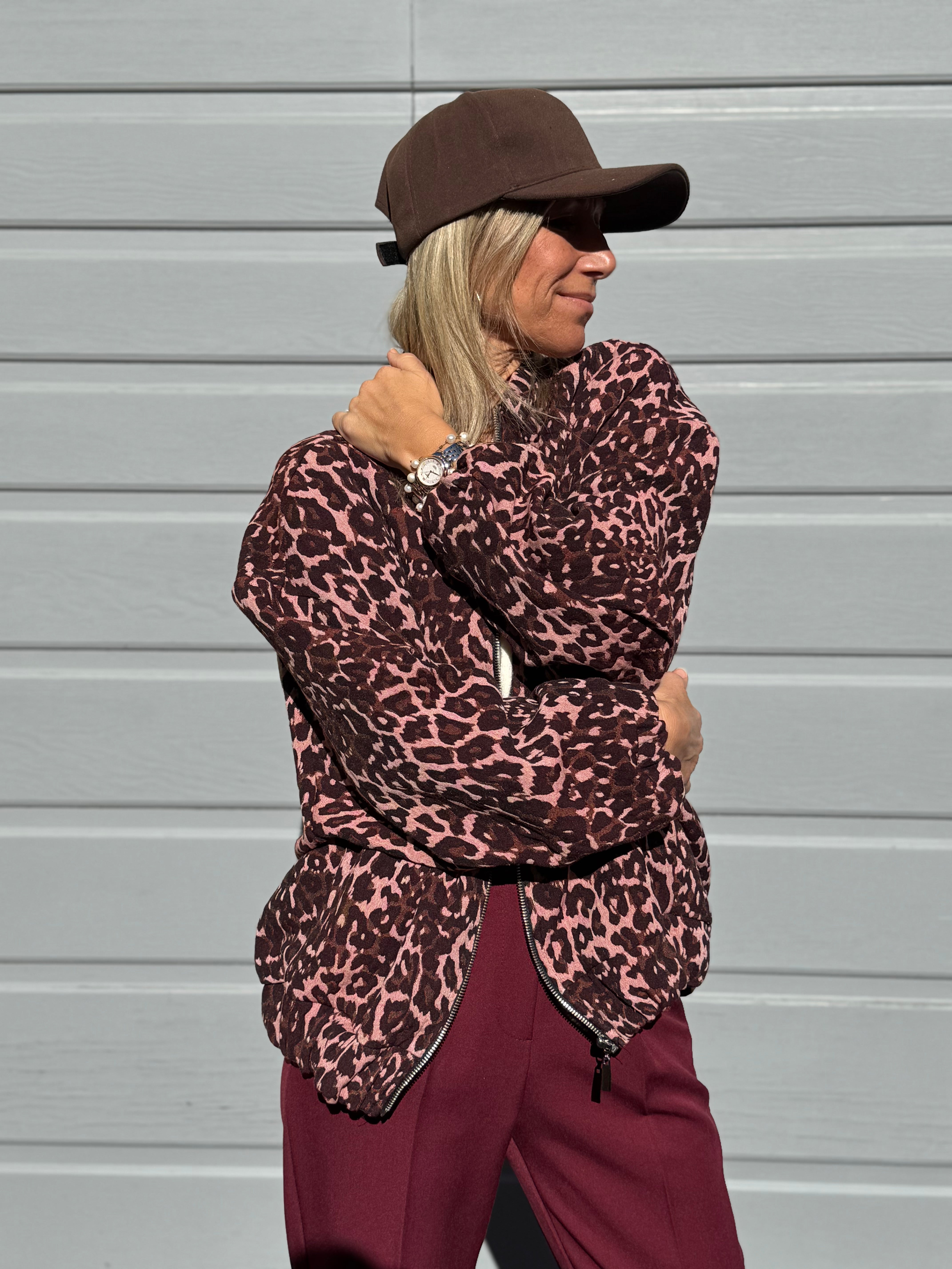 Bomber maculato adora