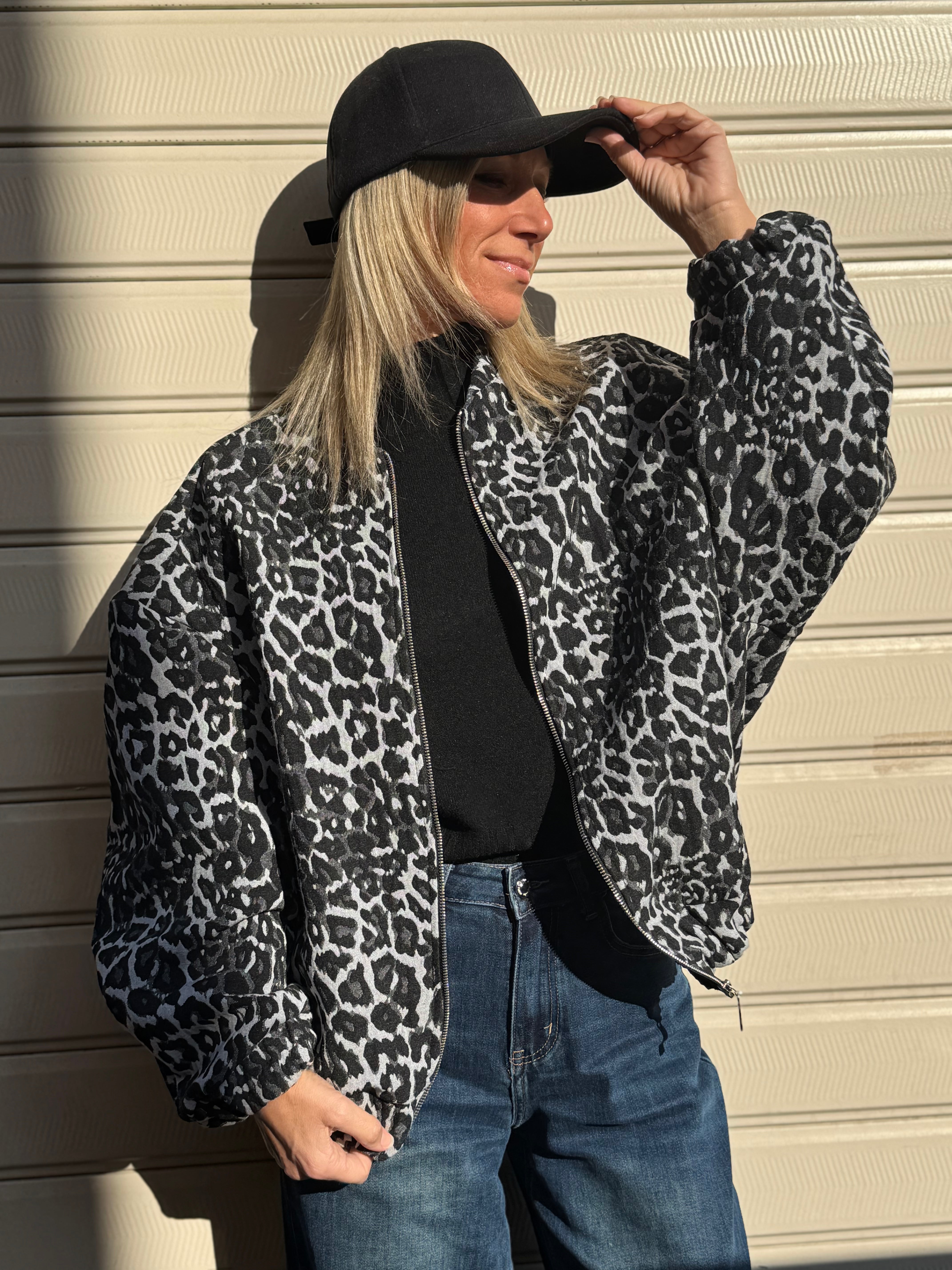 Bomber maculato adora