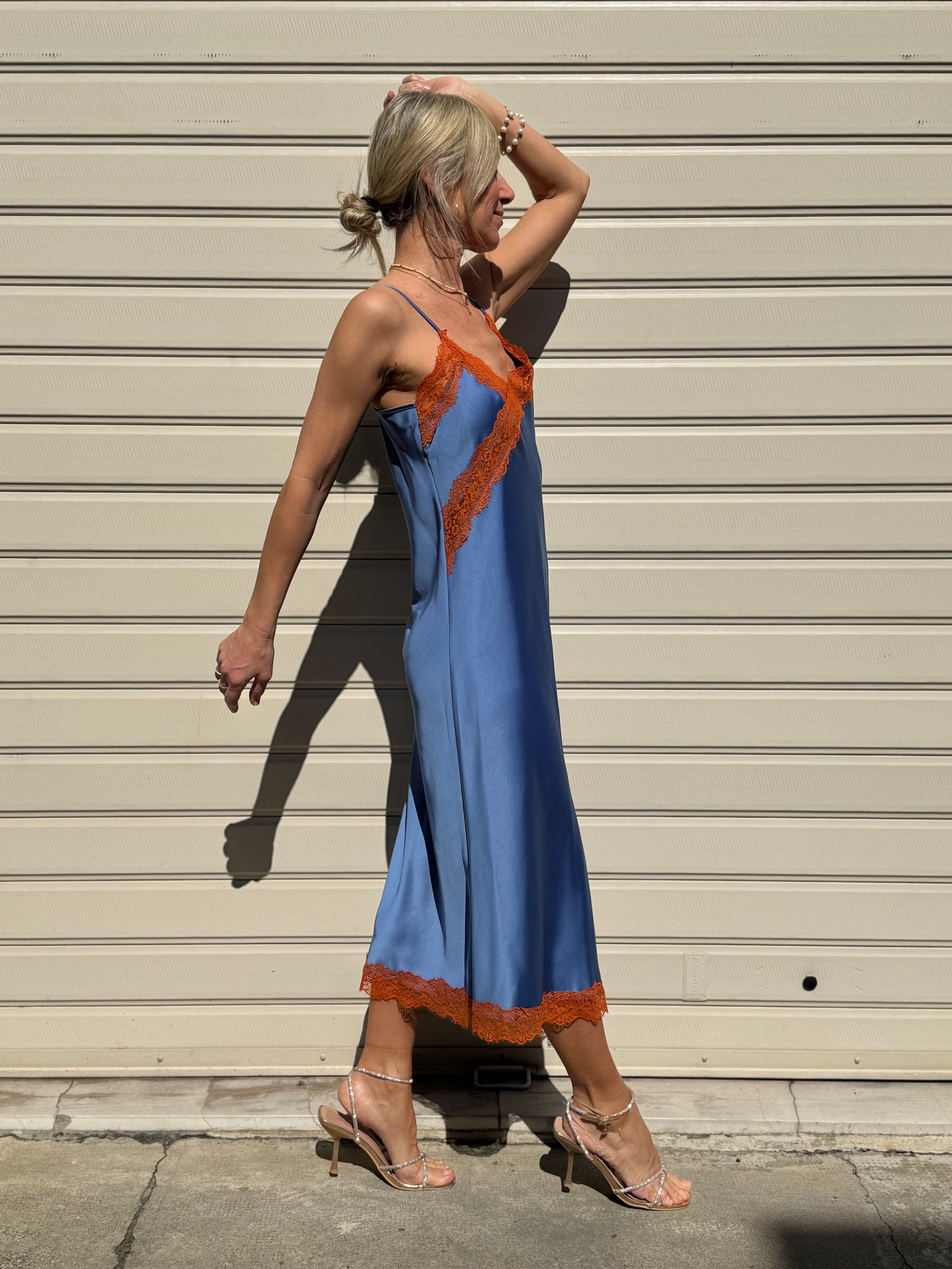 Abito in raso con pizzo imperial
