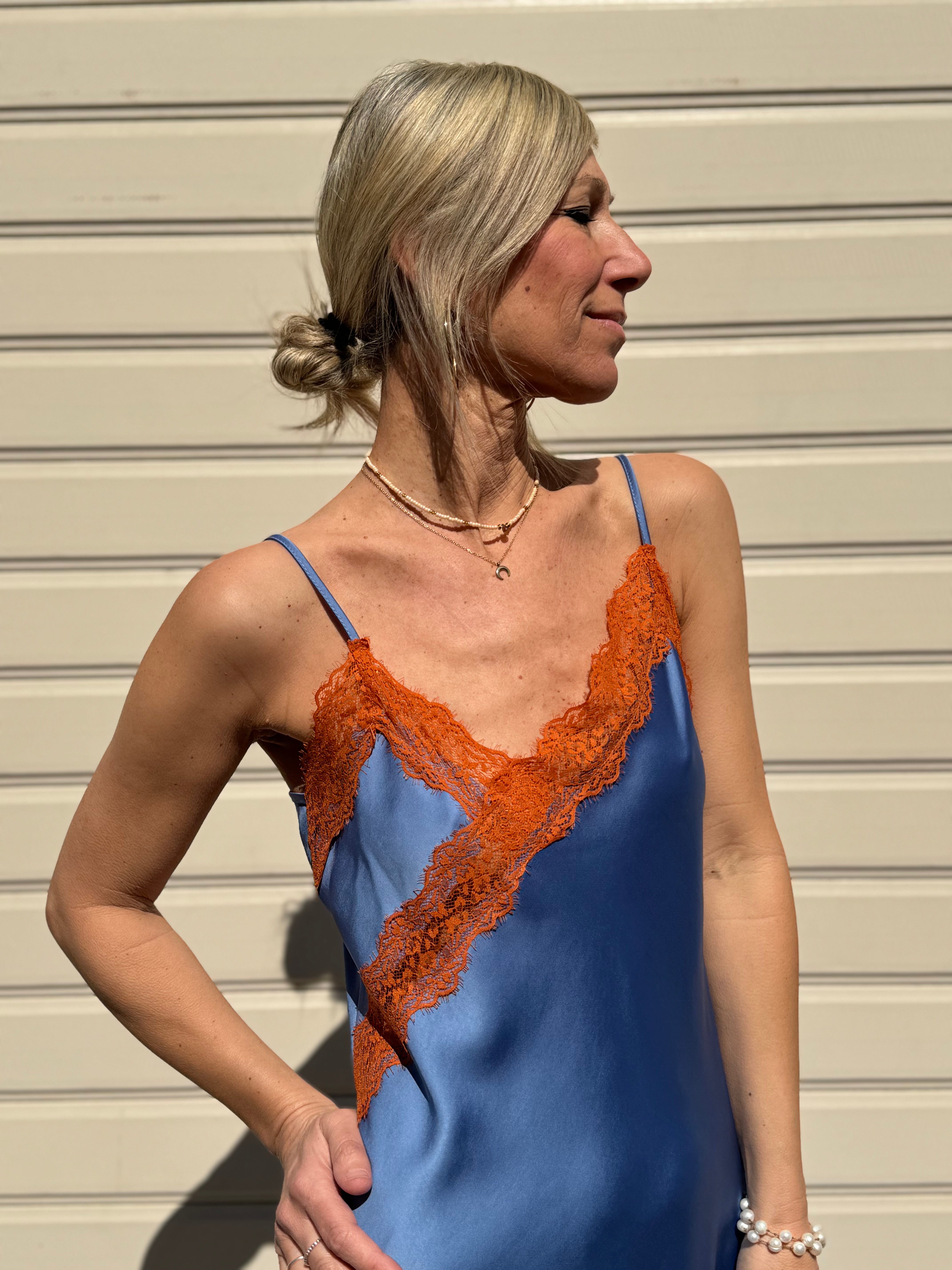 Abito in raso con pizzo imperial