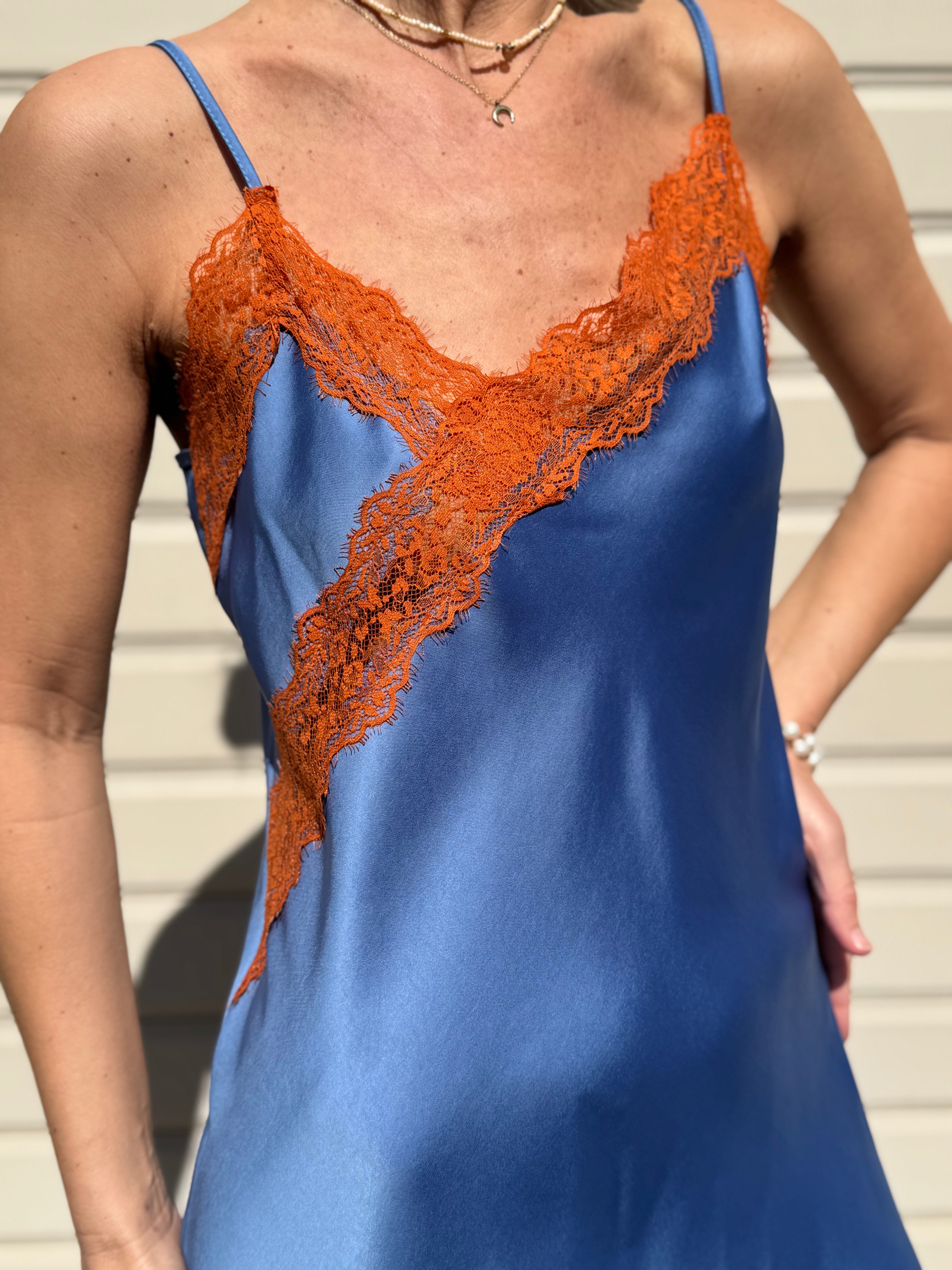 Abito in raso con pizzo imperial