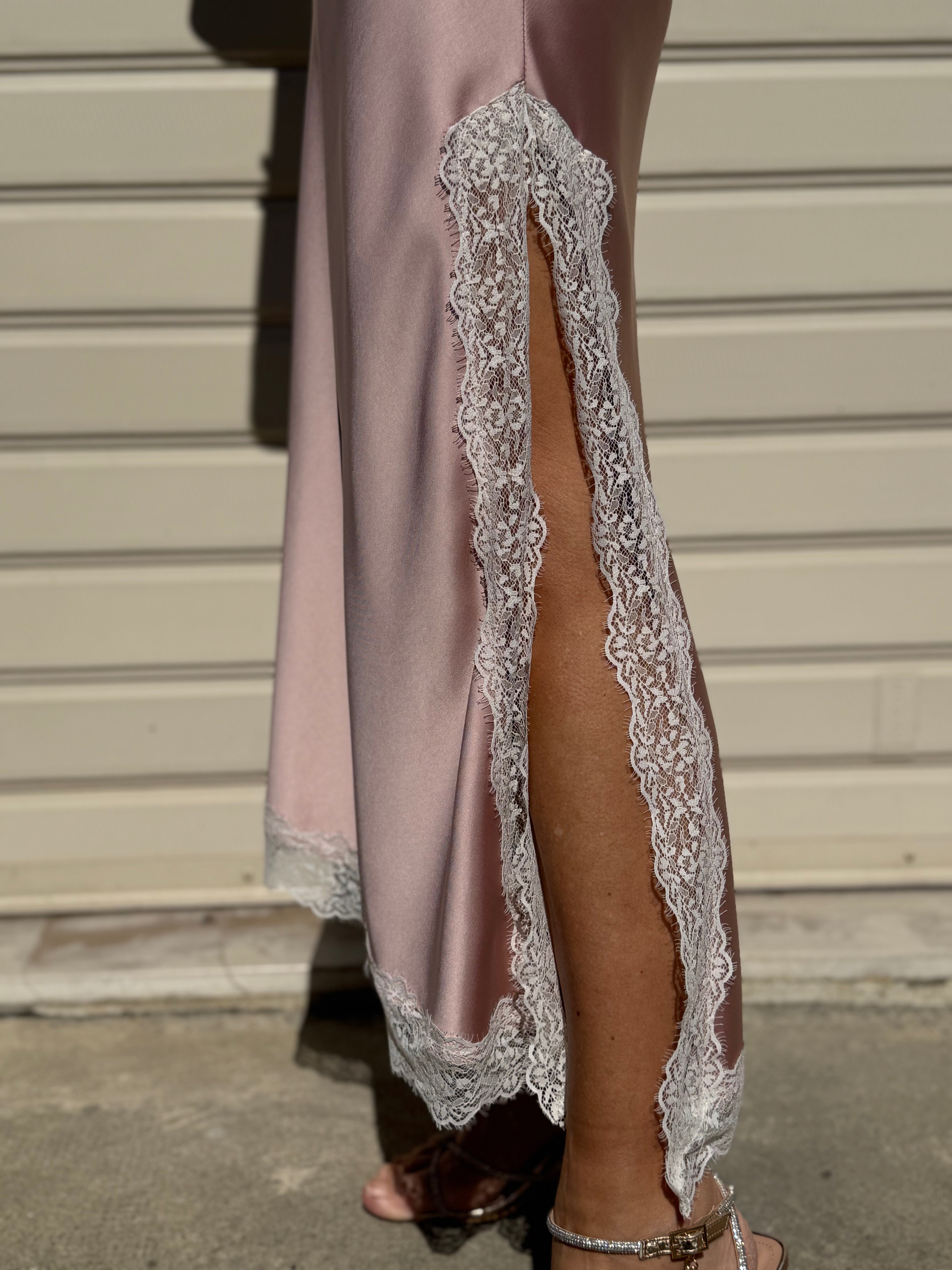 Abito in raso con pizzo imperial