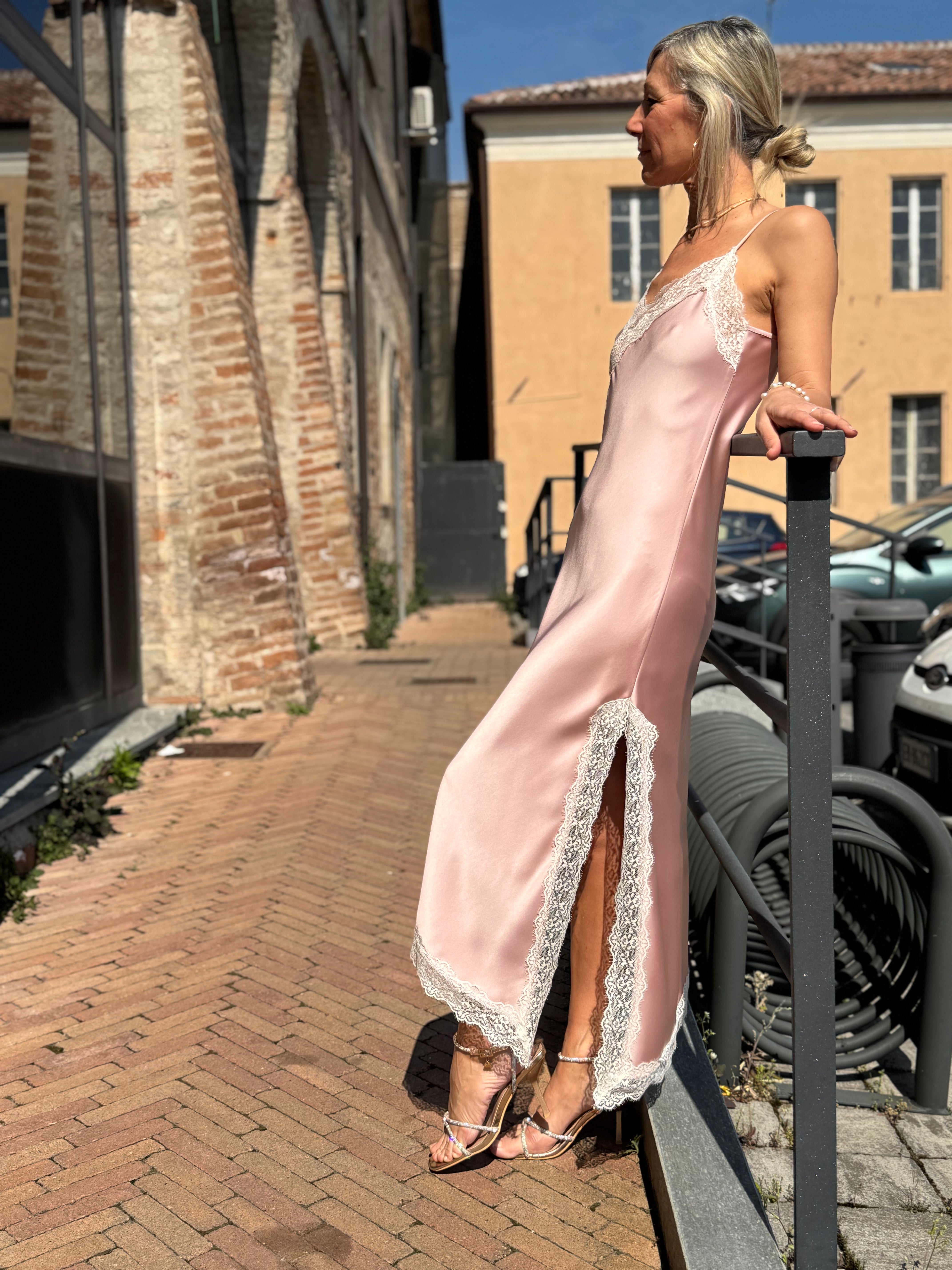 Abito in raso con pizzo imperial