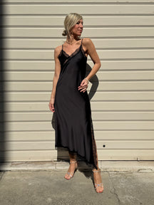 Abito in raso con pizzo imperial
