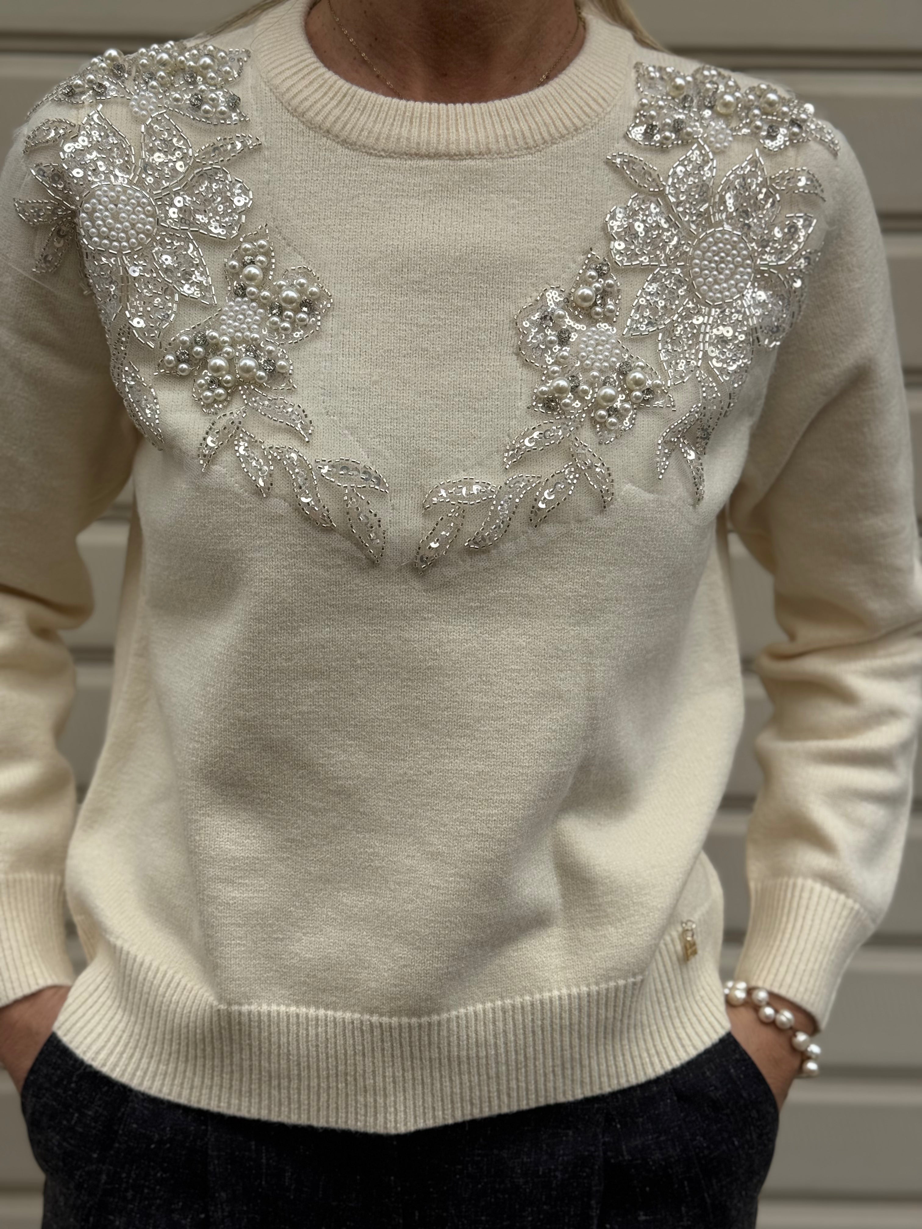 Maglia girocollo perle artigli