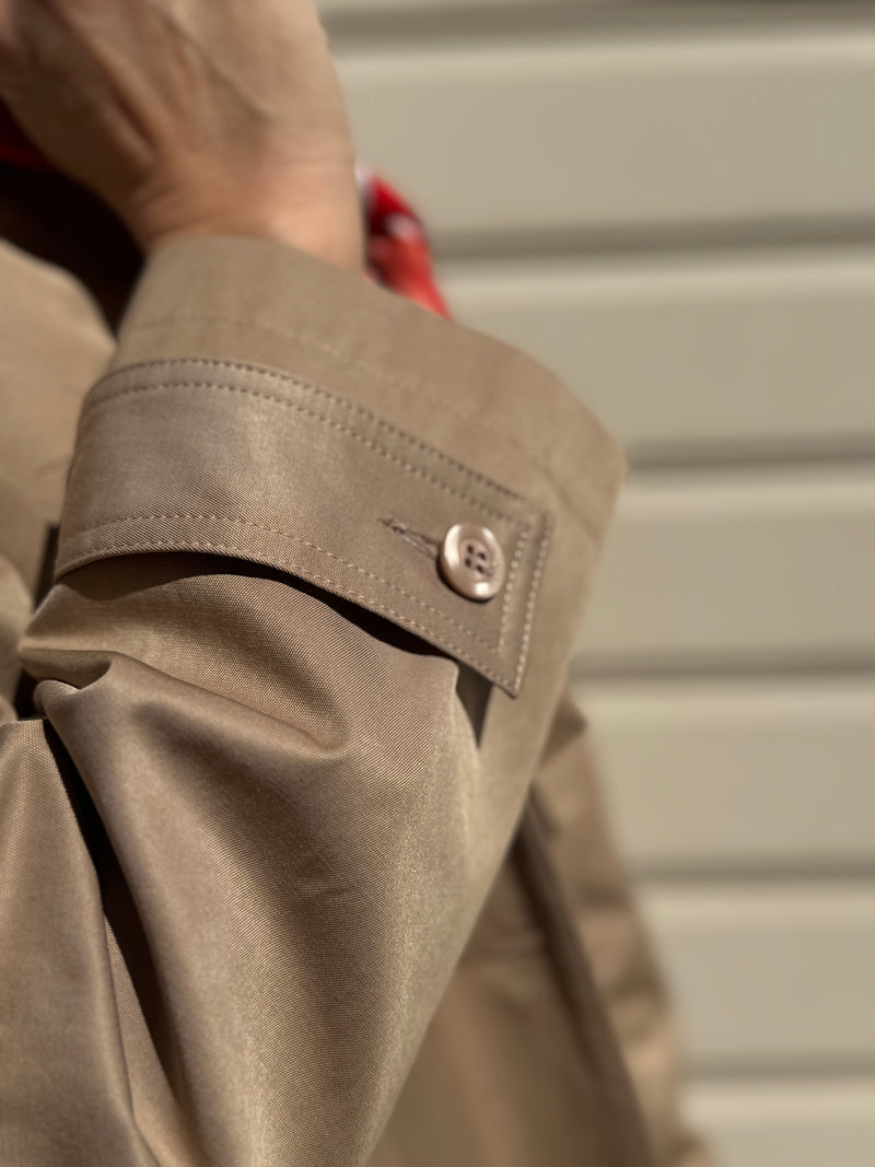Trench con foulard imperial