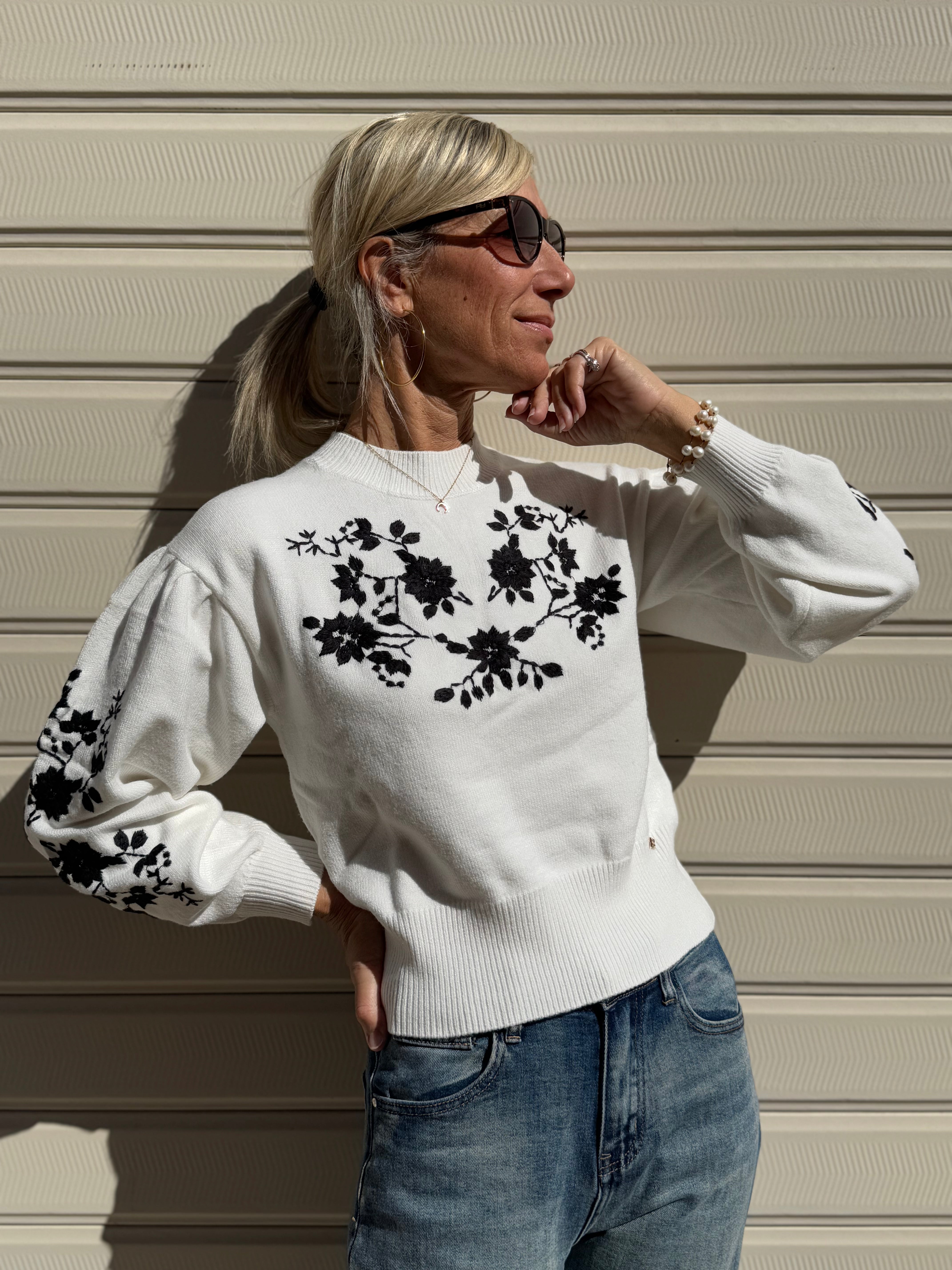 Maglia girocollo ricamo fiori