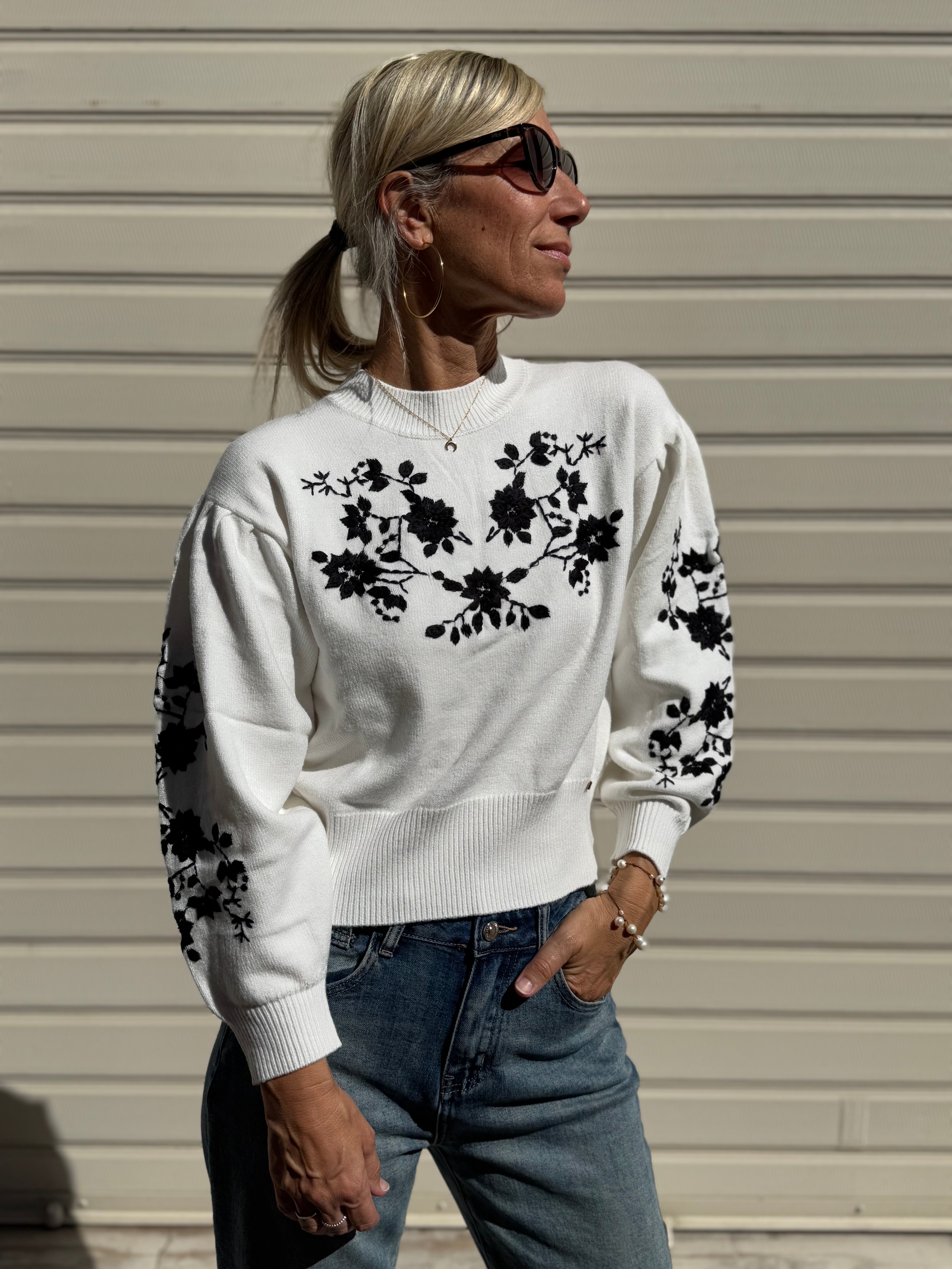 Maglia girocollo ricamo fiori